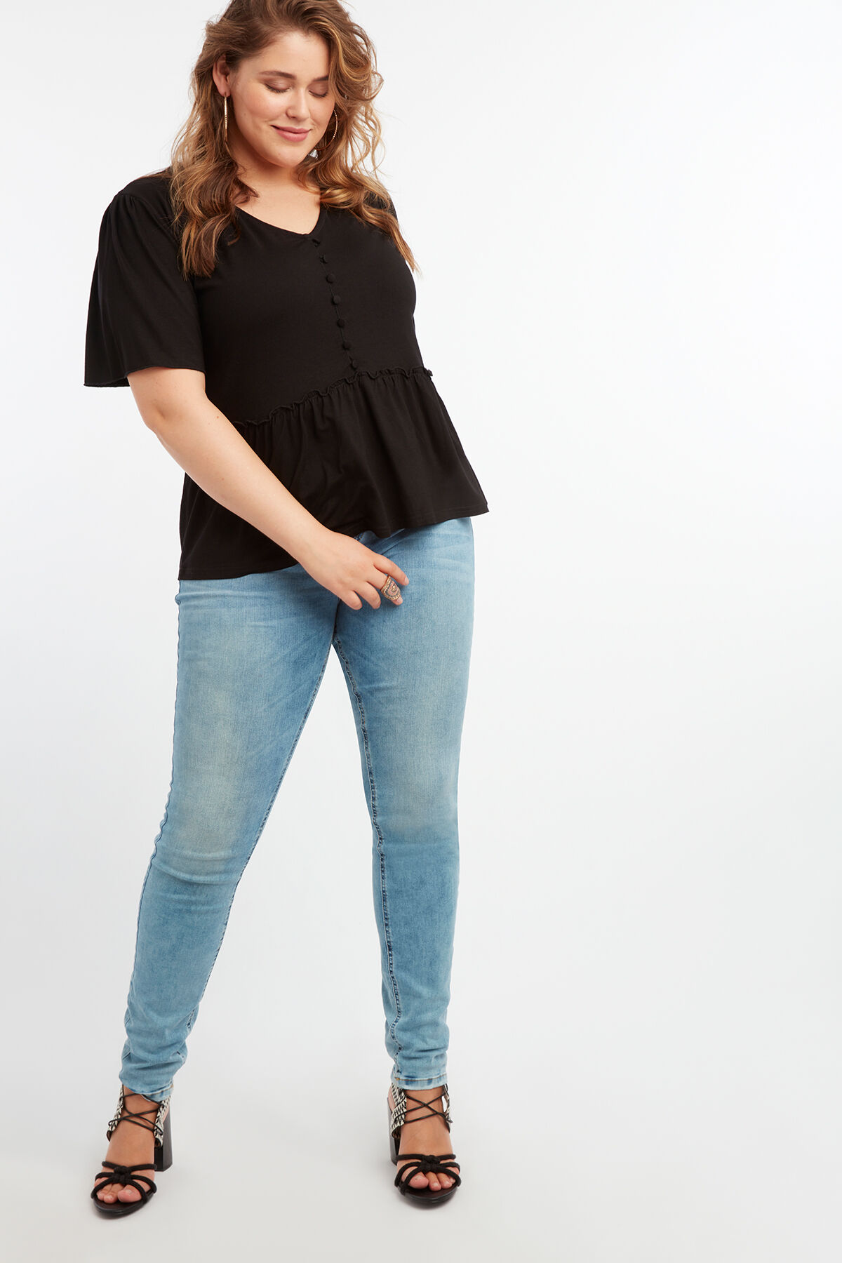 Top de viscosa con botones decorativos image number 4