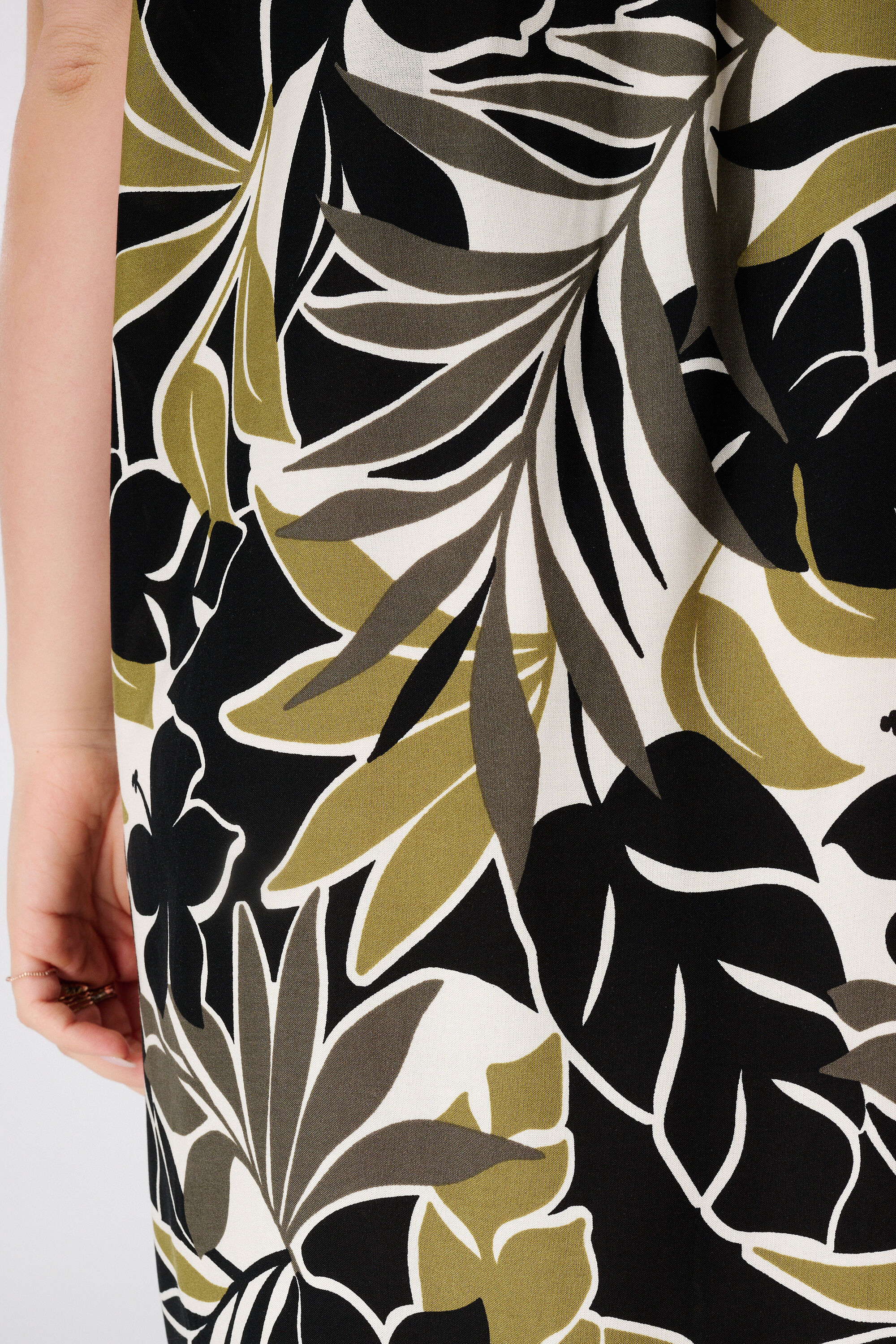 Vestido con escote en V image number 6