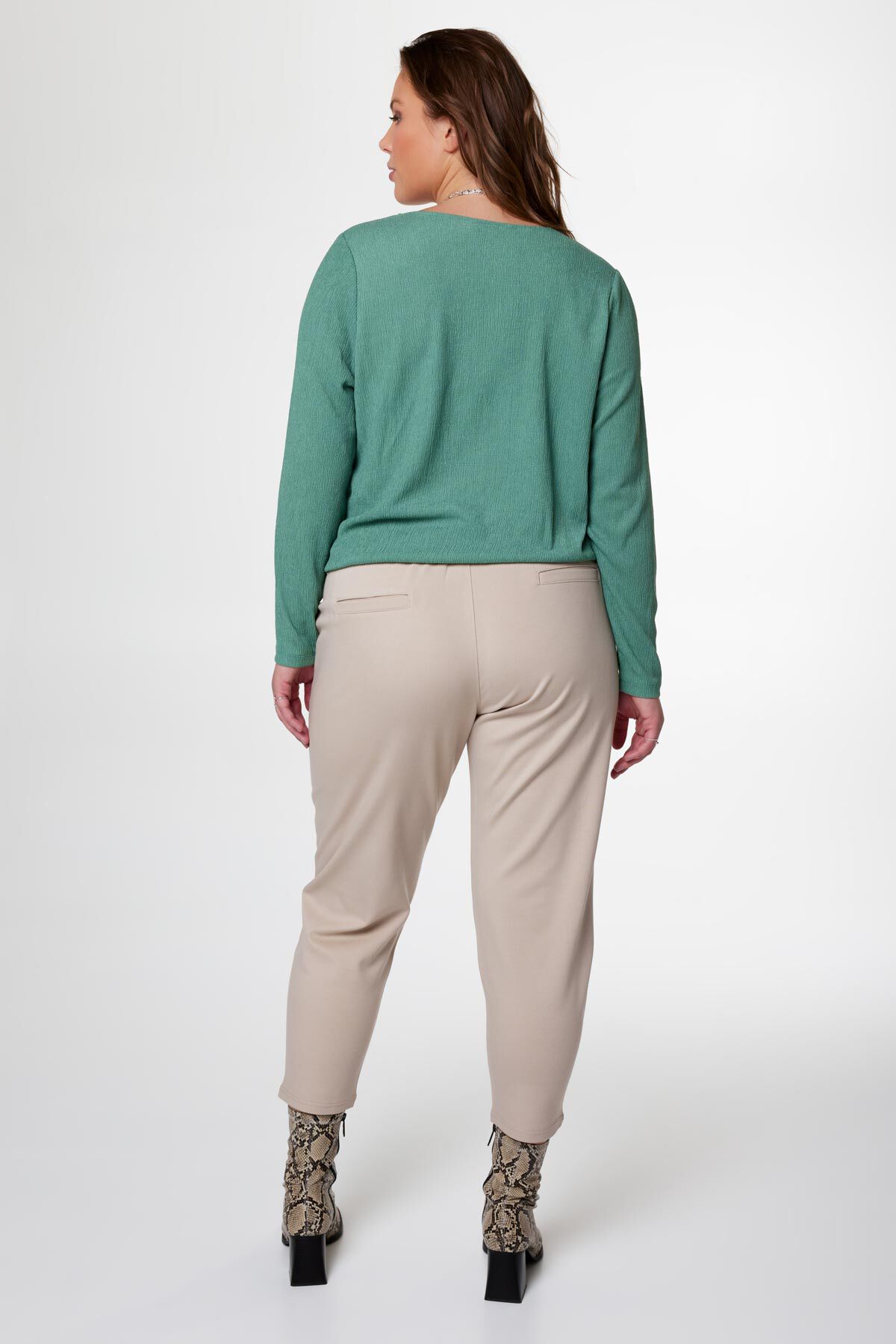 Top con estructura en el tejido image number 3