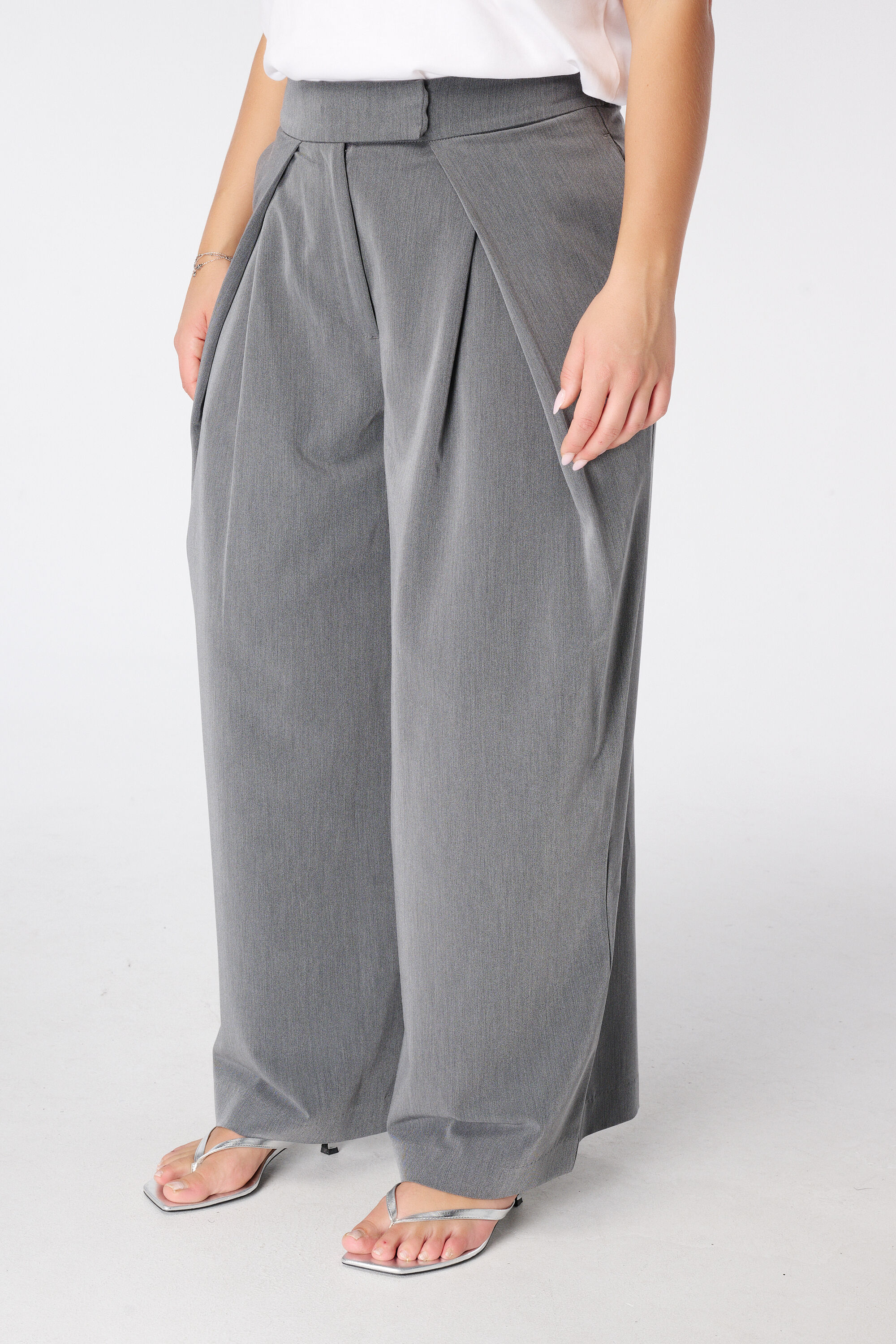 Pantal&oacute;n de pernera ancha con pliegues image number 5
