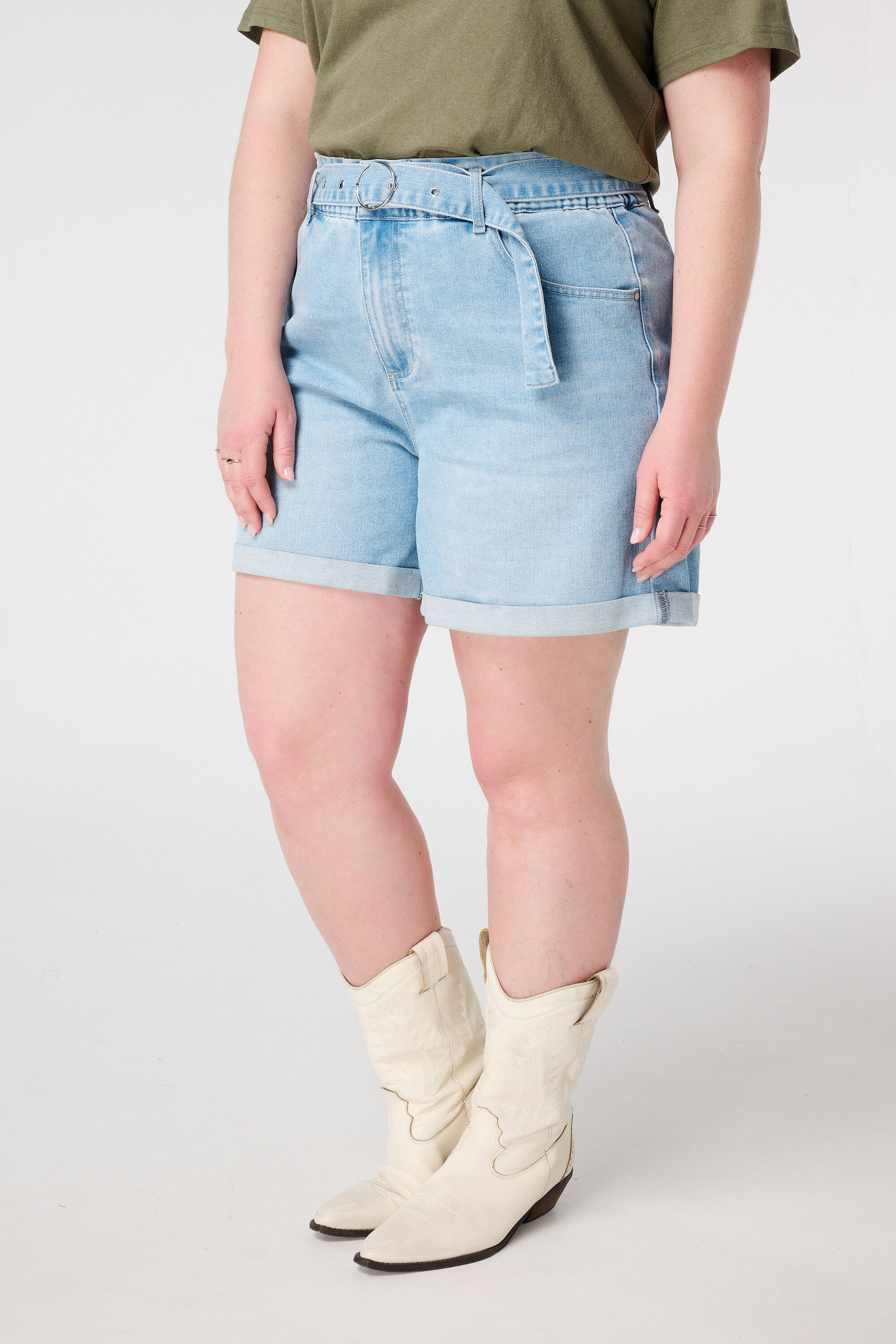 Shorts denim con cinto image number 5