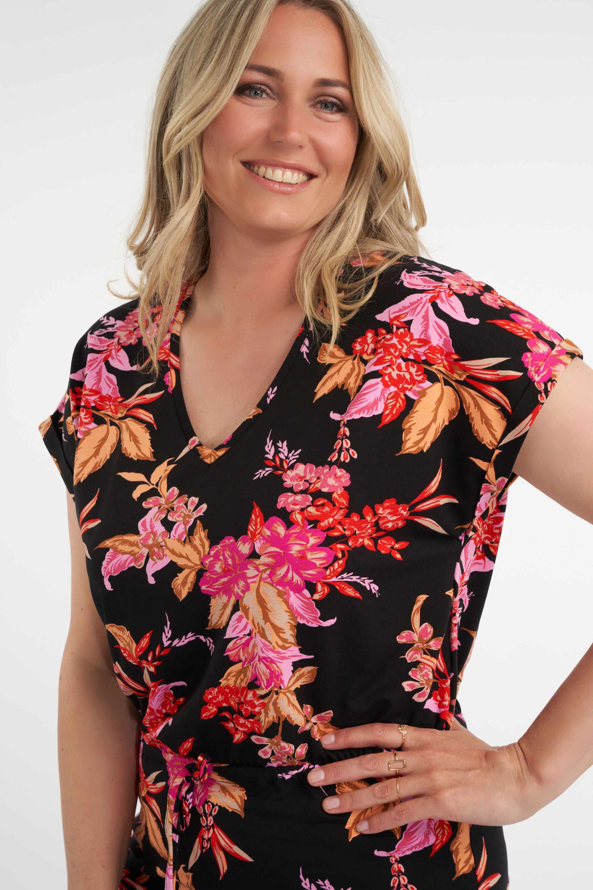 T&uacute;nica con un cinto decorativo para atar image number 4