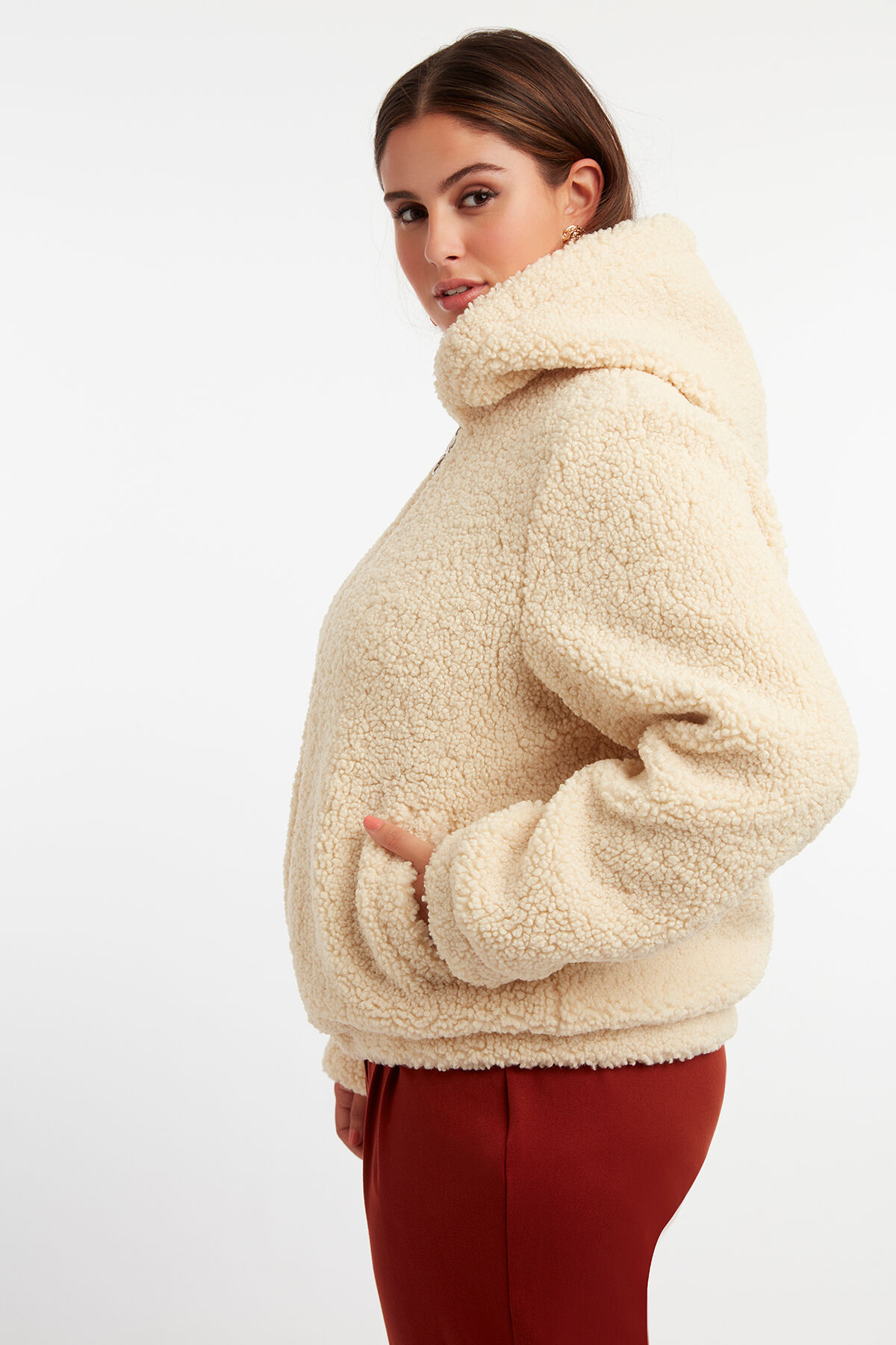 Abrigo de peluche image number 4