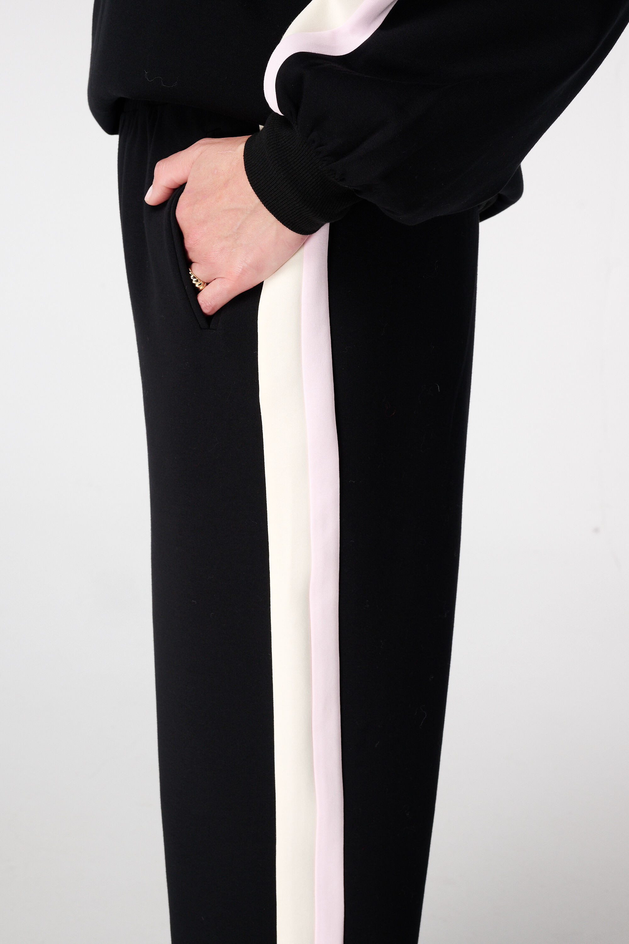 Pantalones con raya lateral image number 4