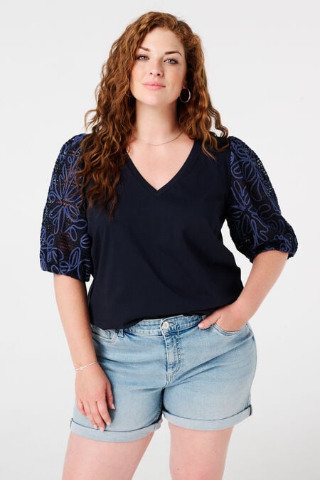 Camiseta con mangas bordadas Camiseta con mangas bordadas