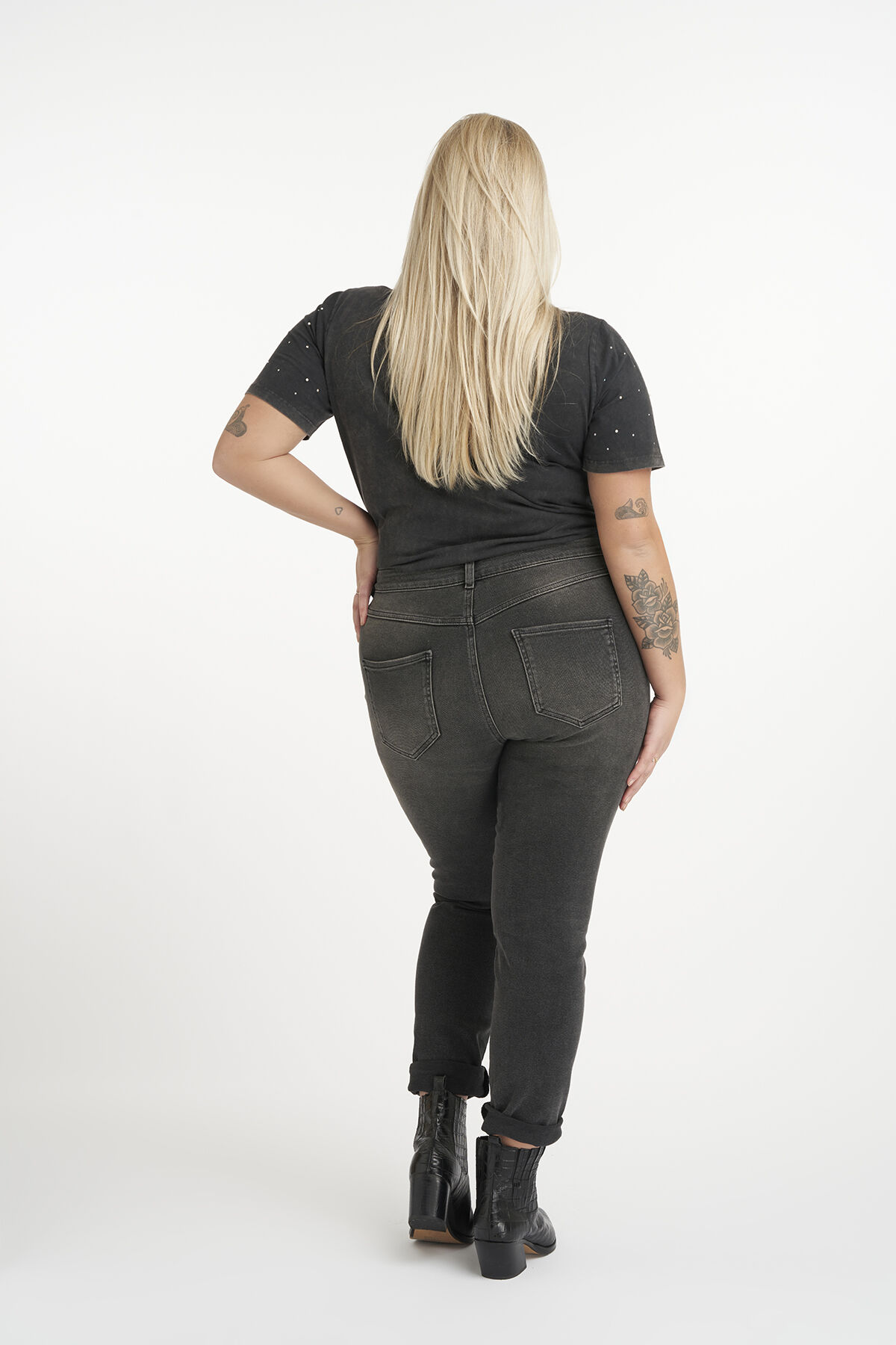 Vaqueros con detalles desgastados image number 4