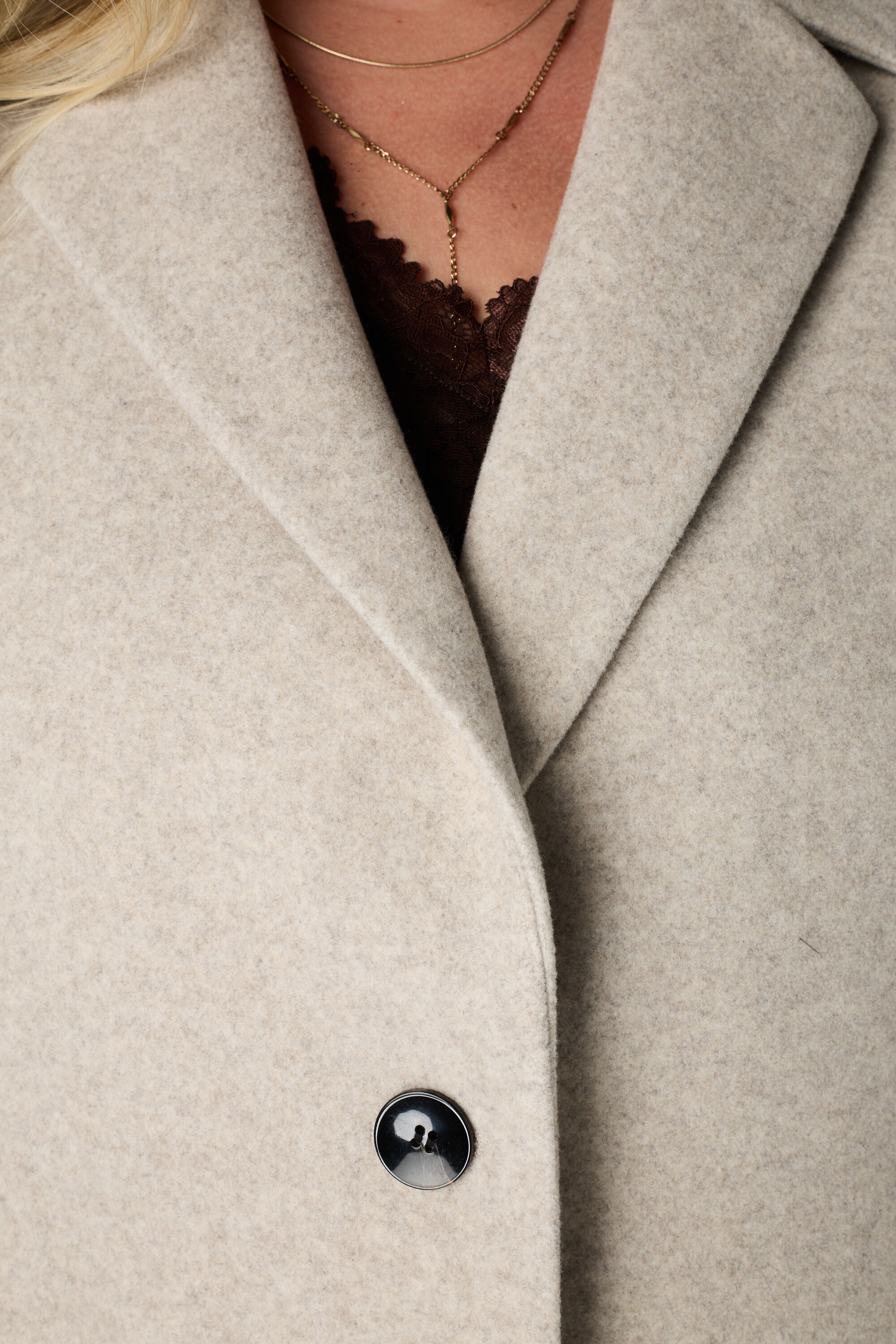 Chaqueta con botones image number 6