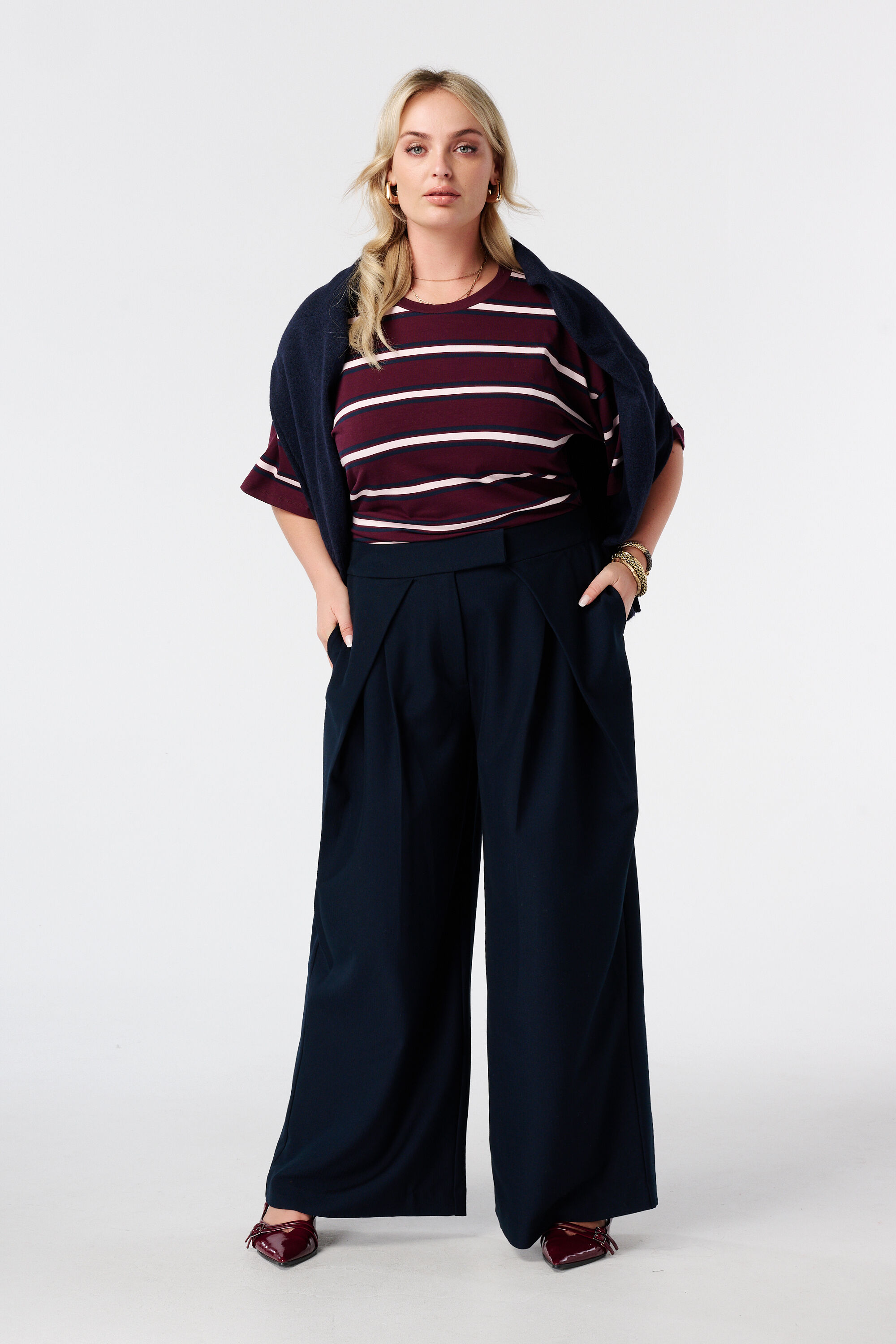 Pantal&oacute;n de pernera ancha con pliegues