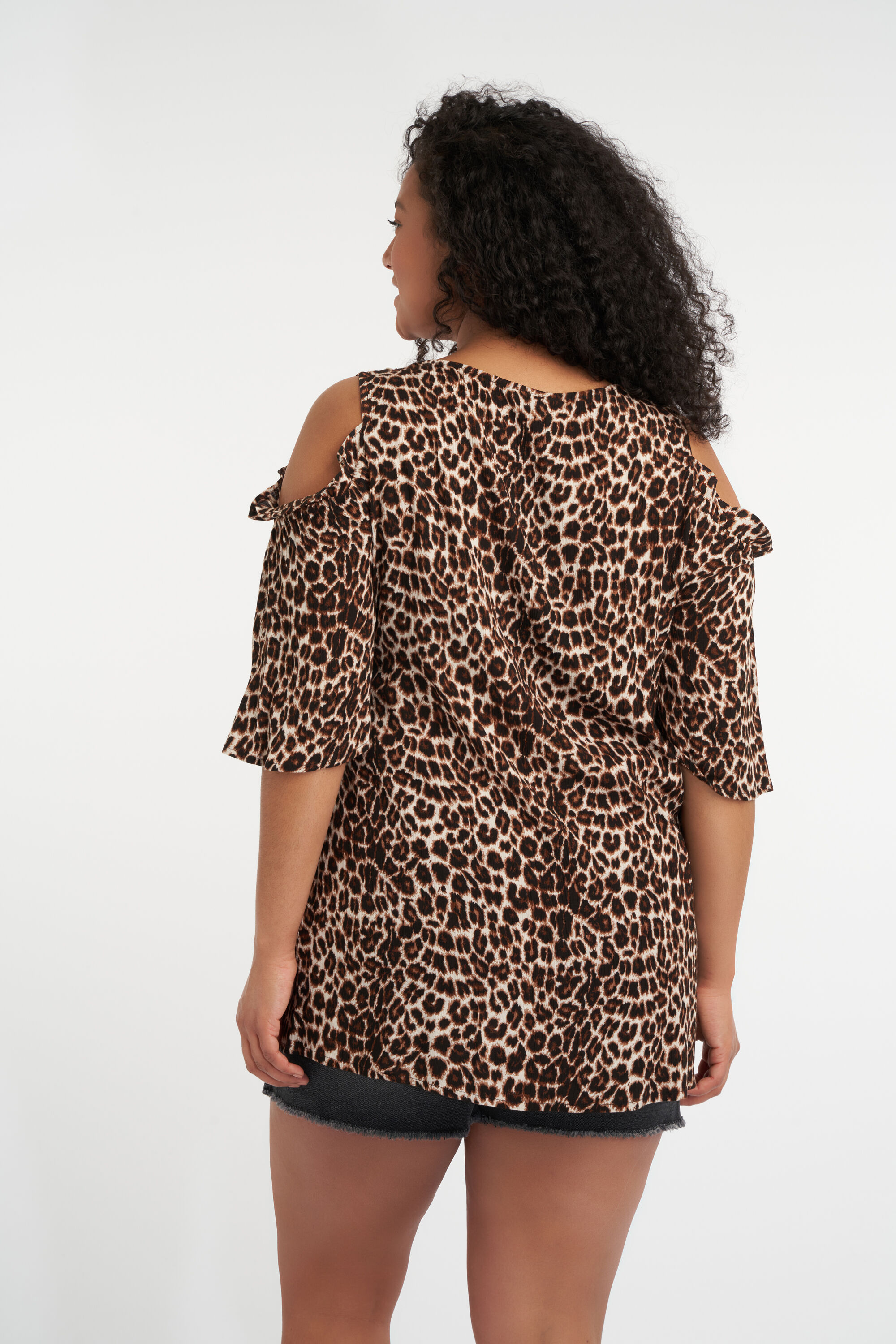 Blusa con hombros al descubierto y estampado de leopardo  image number 3