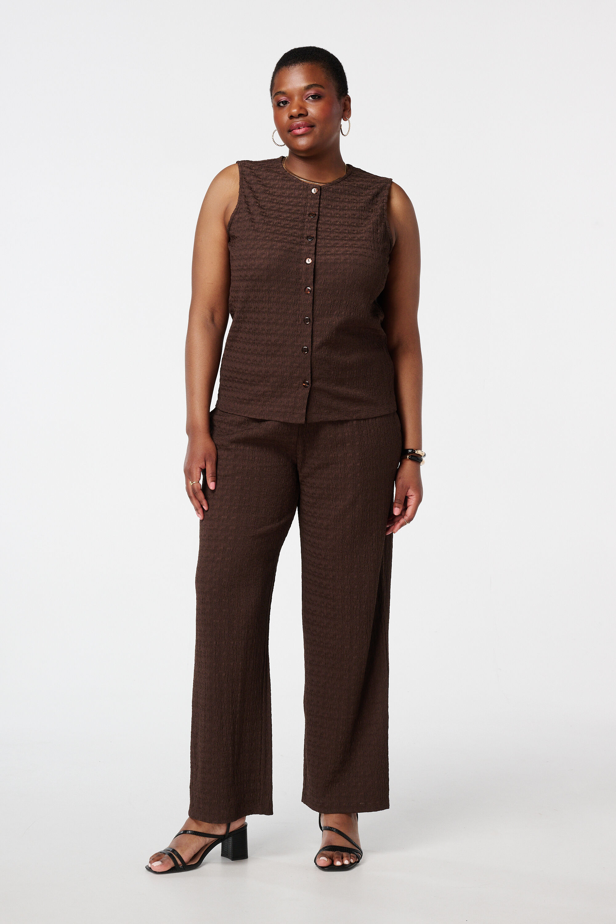 Camiseta de tirantes marr&oacute;n con botones image number 5