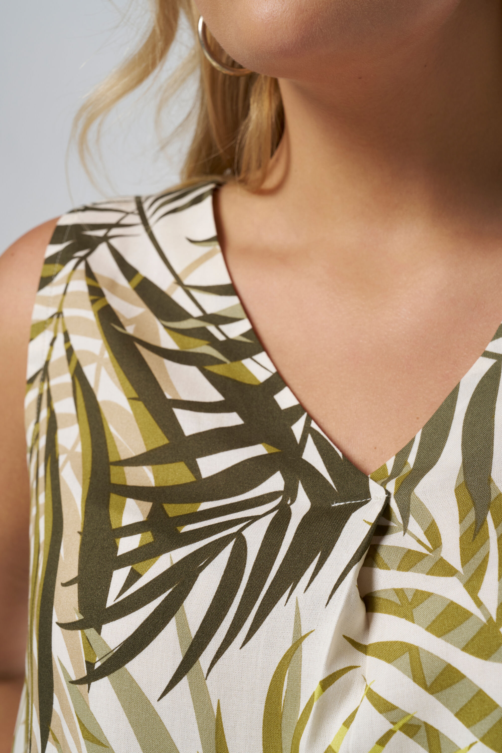 Blusa sin mangas con estampado image number 4