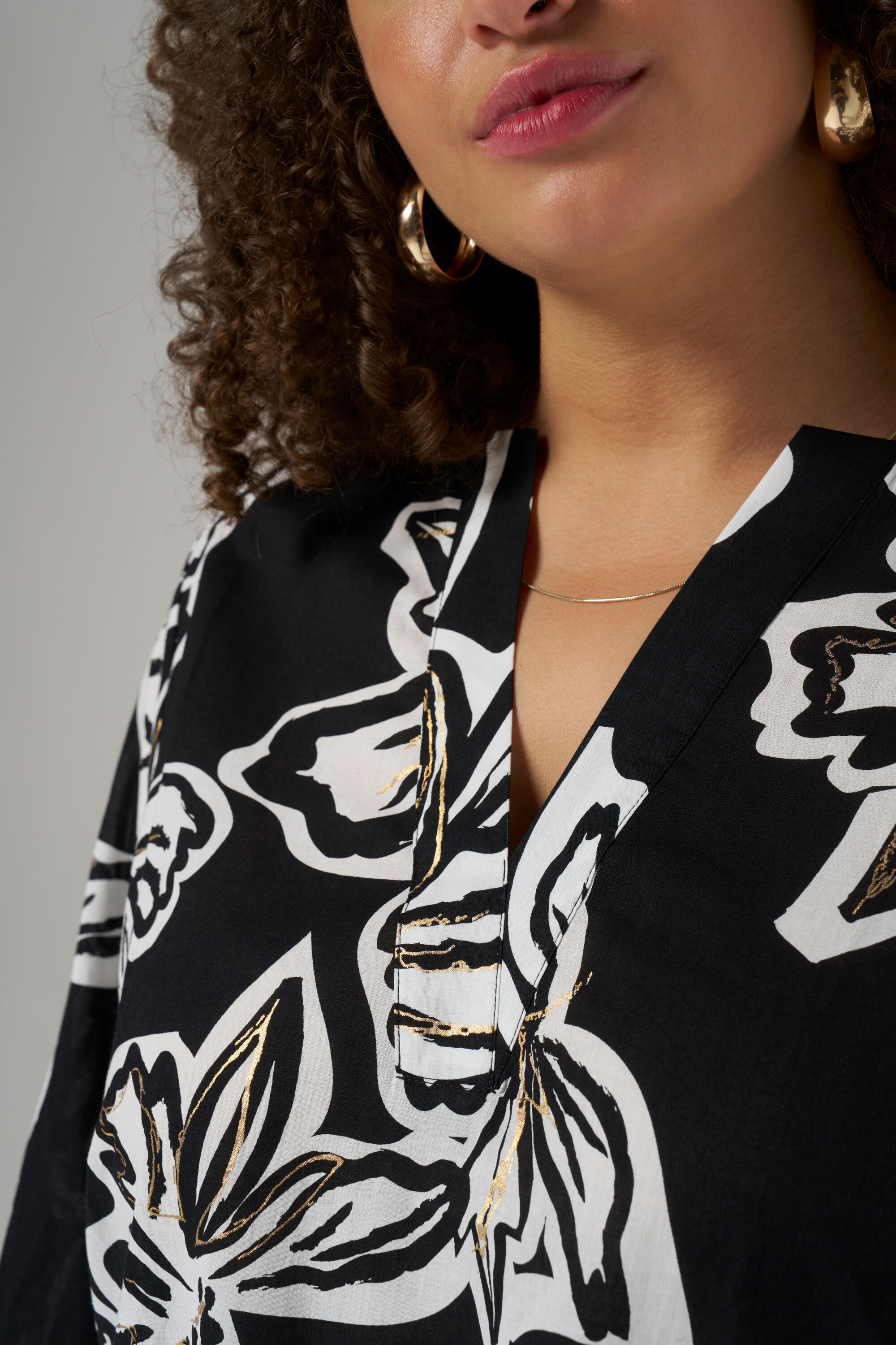 Blusa con un escote en V image number 4