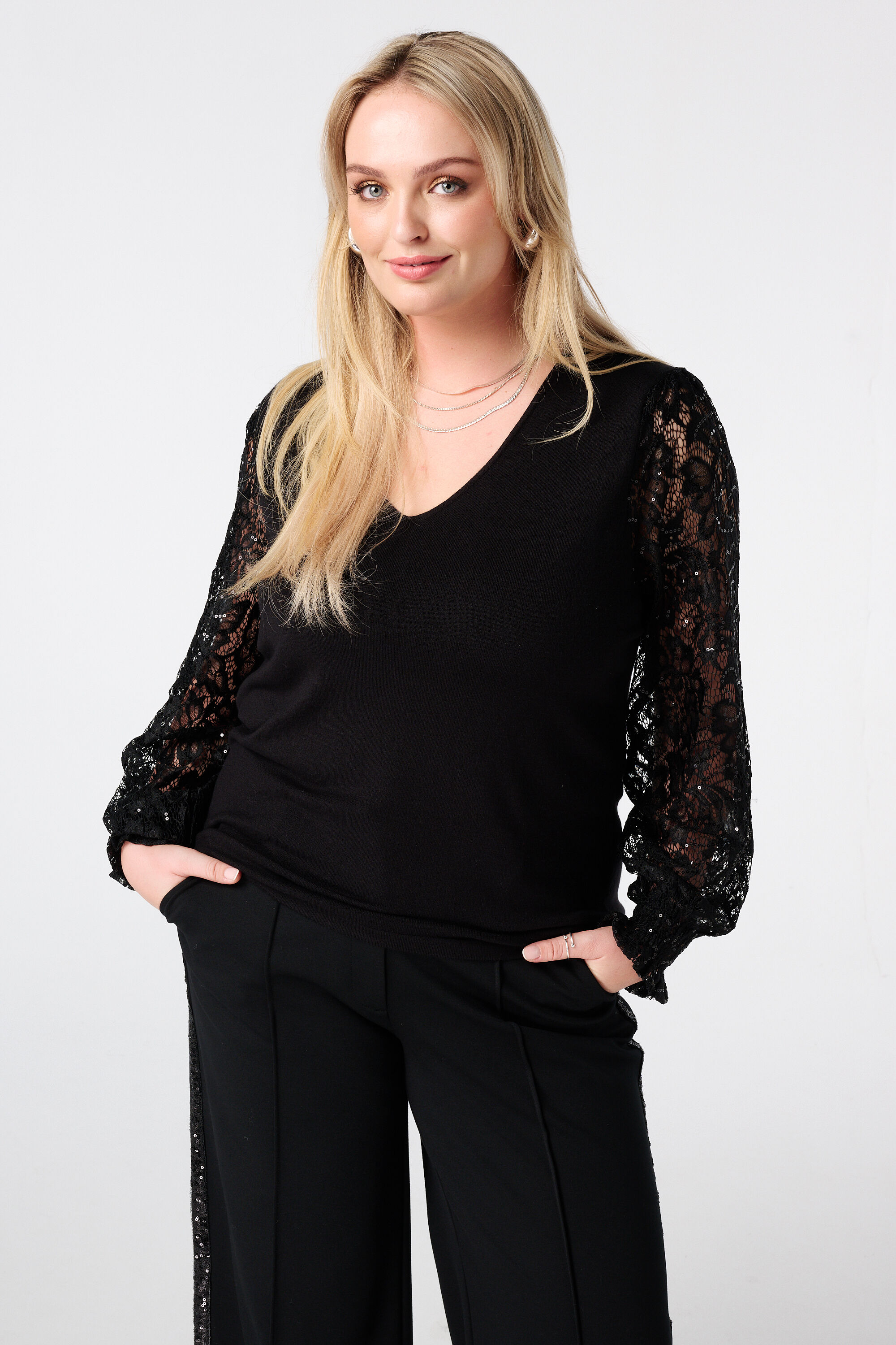 Jersey con mangas de encaje y lentejuelas