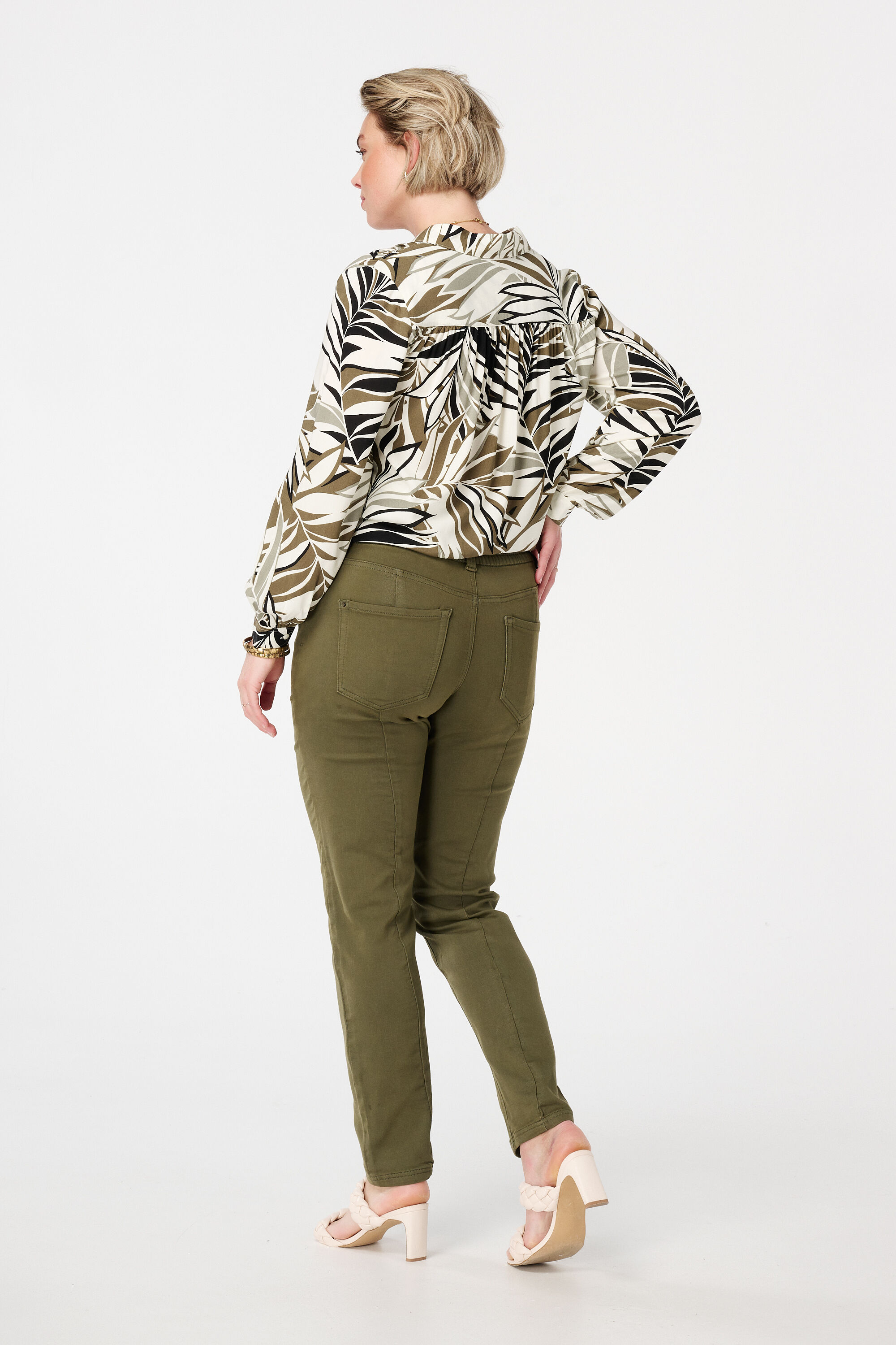 Vaqueros de pernera recta con cintura el&aacute;stica image number 3