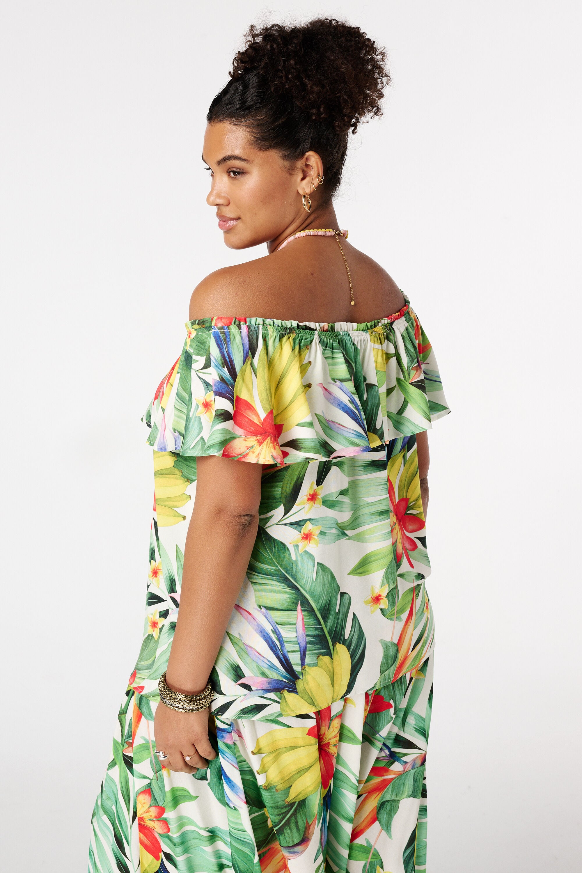 Blusa con hombros descubiertos image number 3