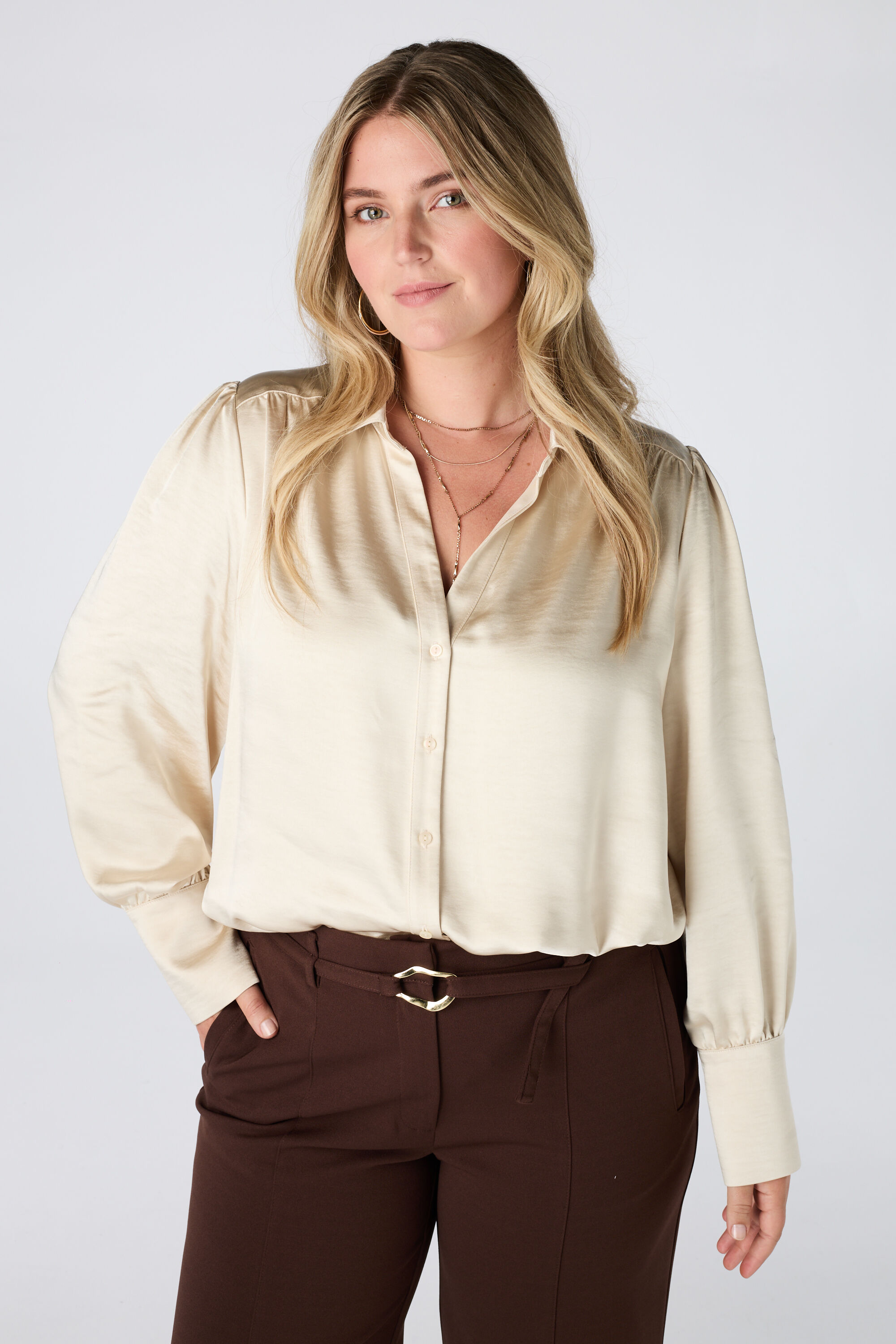 Blusa con acabado satinado