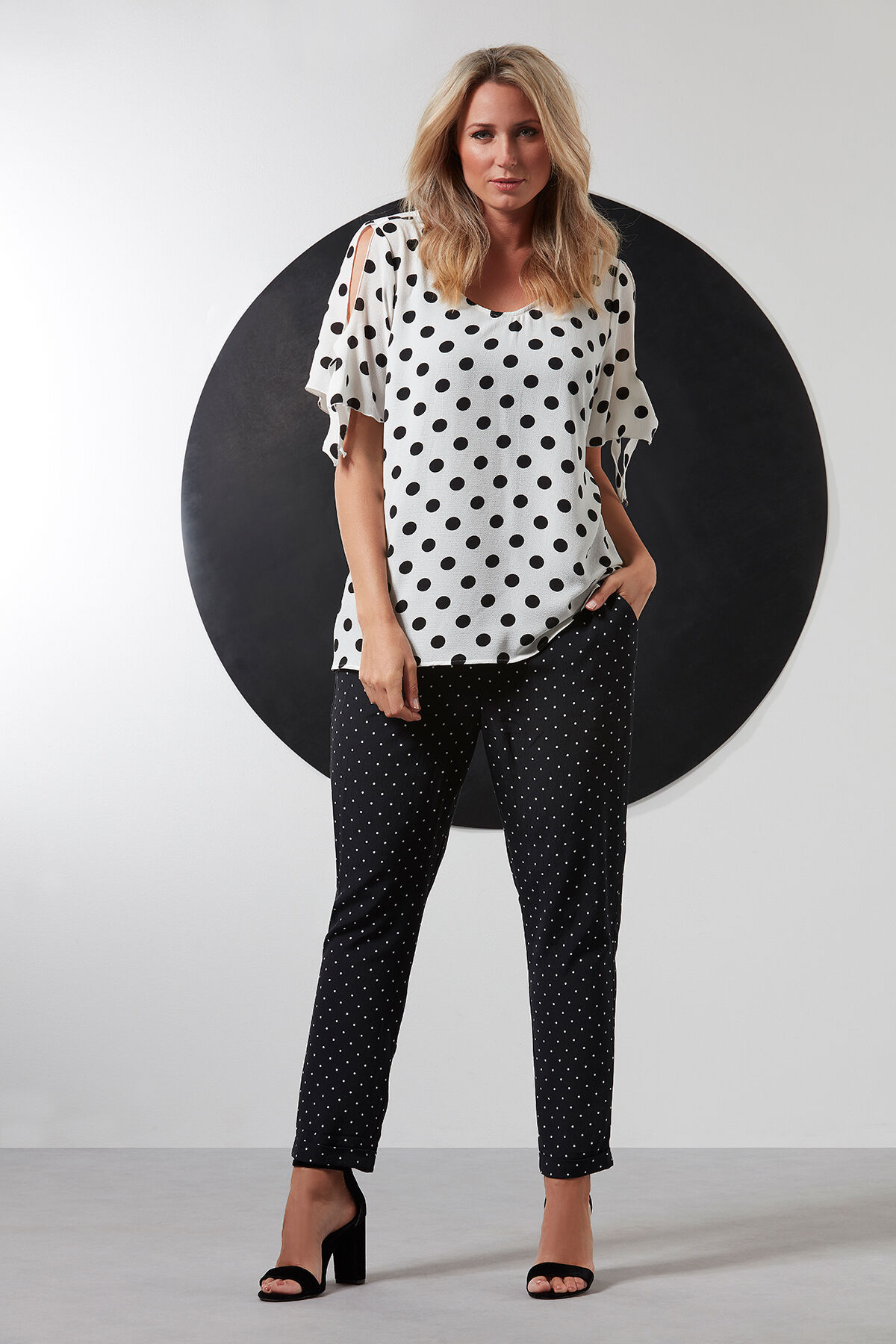 Blusa con puntos image number 5