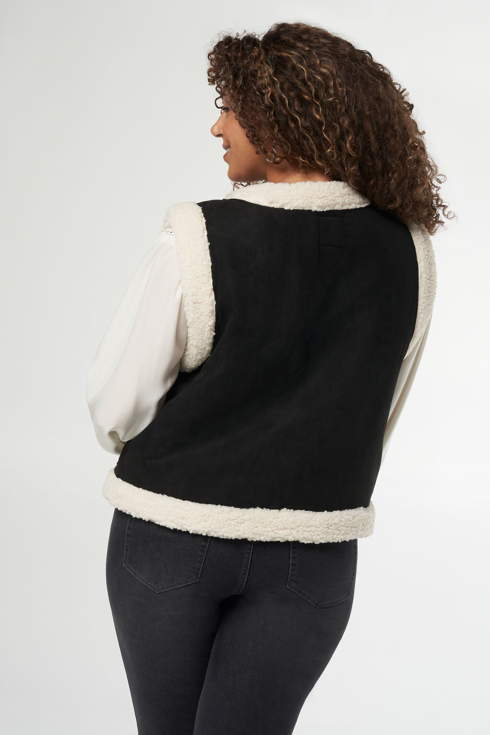 Chaleco con osito y detalles  image number 3