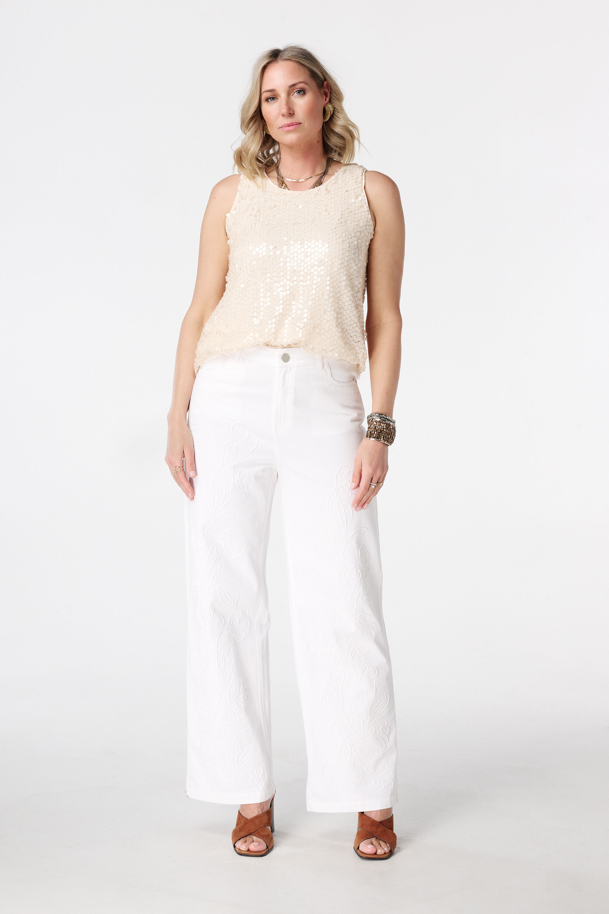 Vaqueros wide leg con bordado image number 0