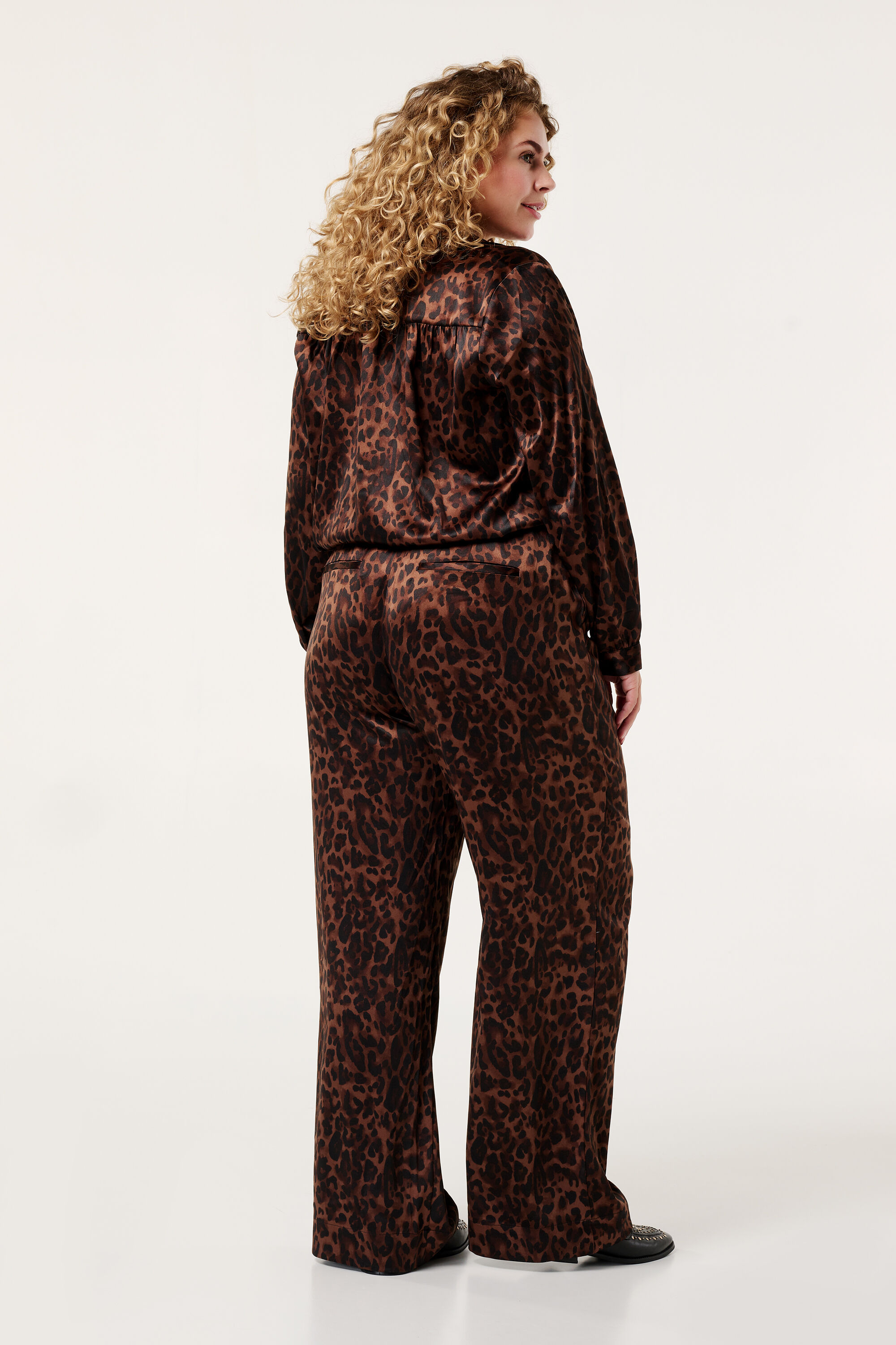 Pantalones con estampado leopardo con cord&oacute;n image number 3