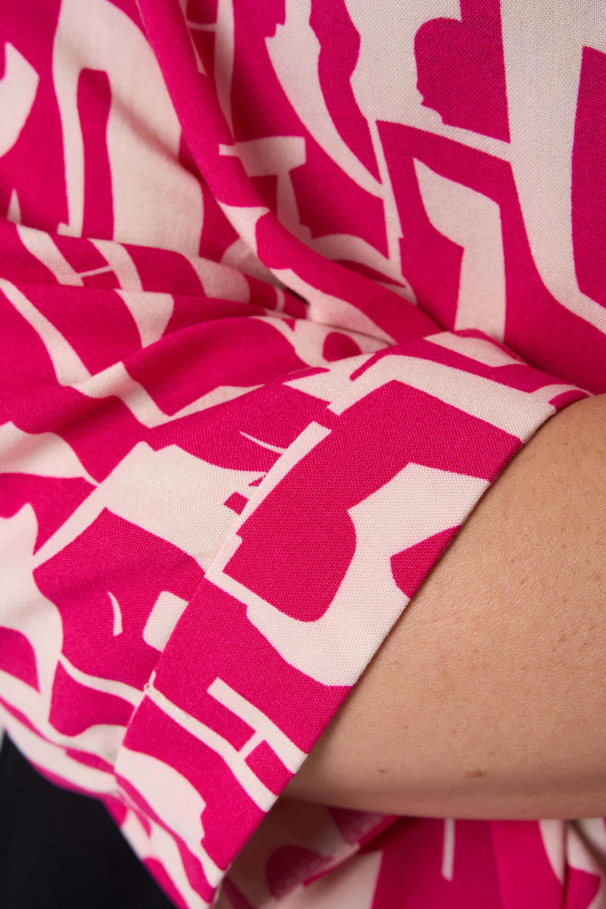 Blusa con estampado gr&aacute;fico image number 5