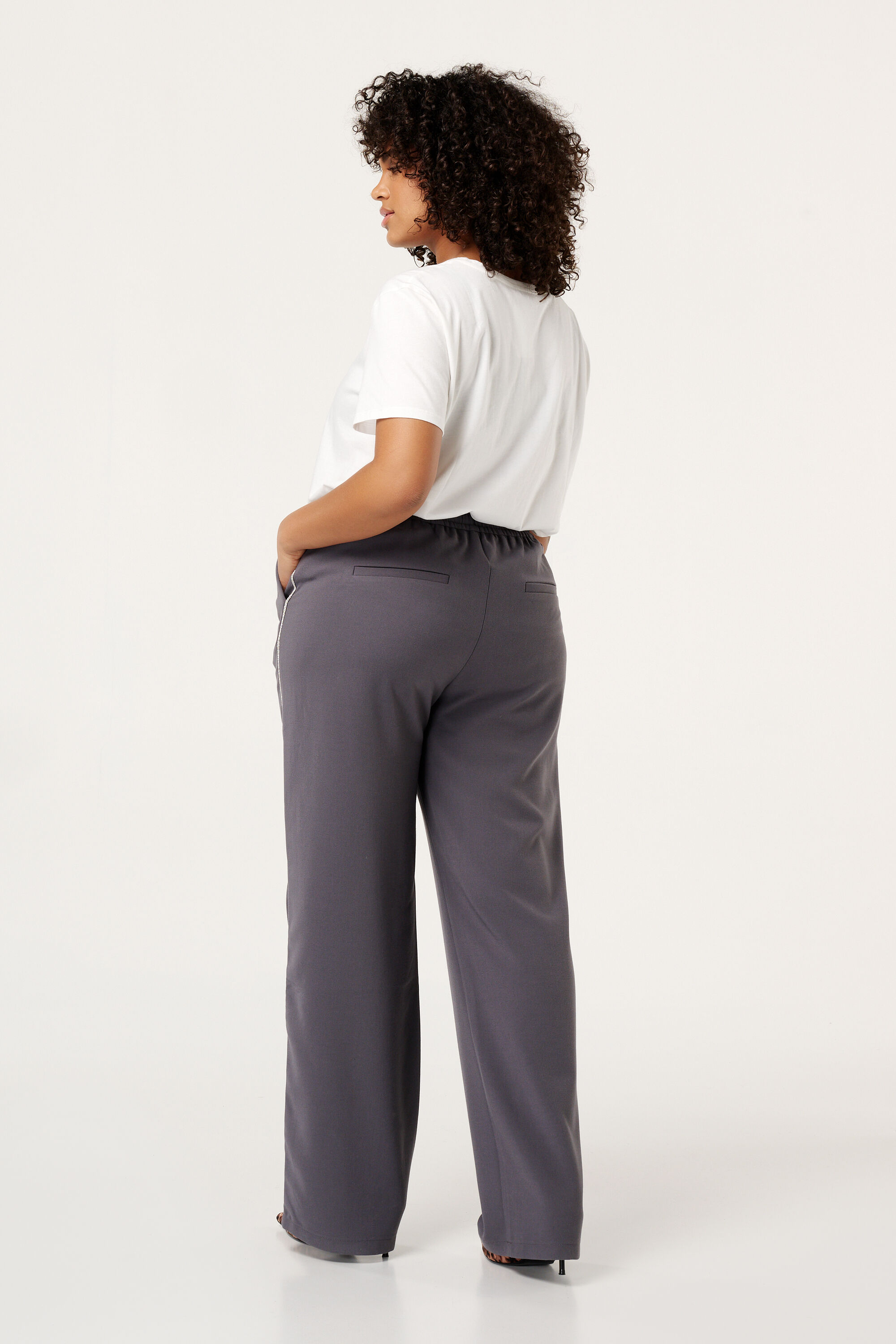 Pantalones con un cord&oacute;n y detalles met&aacute;licos image number 3