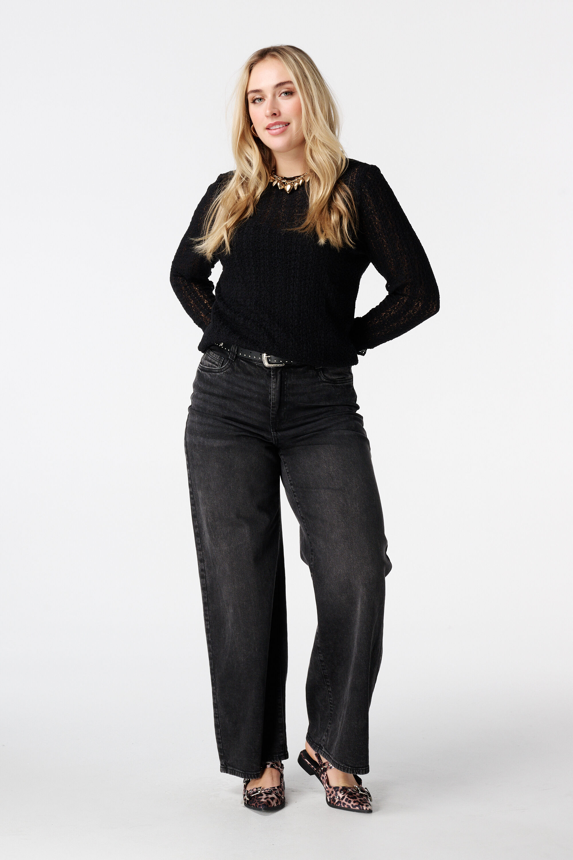 Top de encaje con mangas acampanadas image number 5