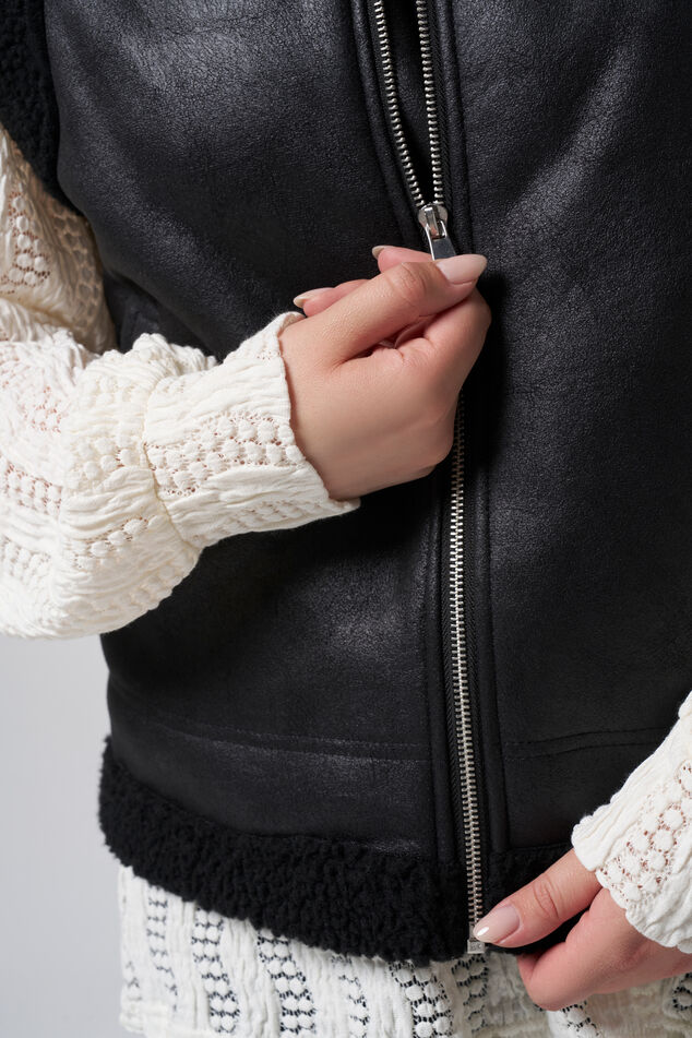 Chaleco de cuero sintético image number 4