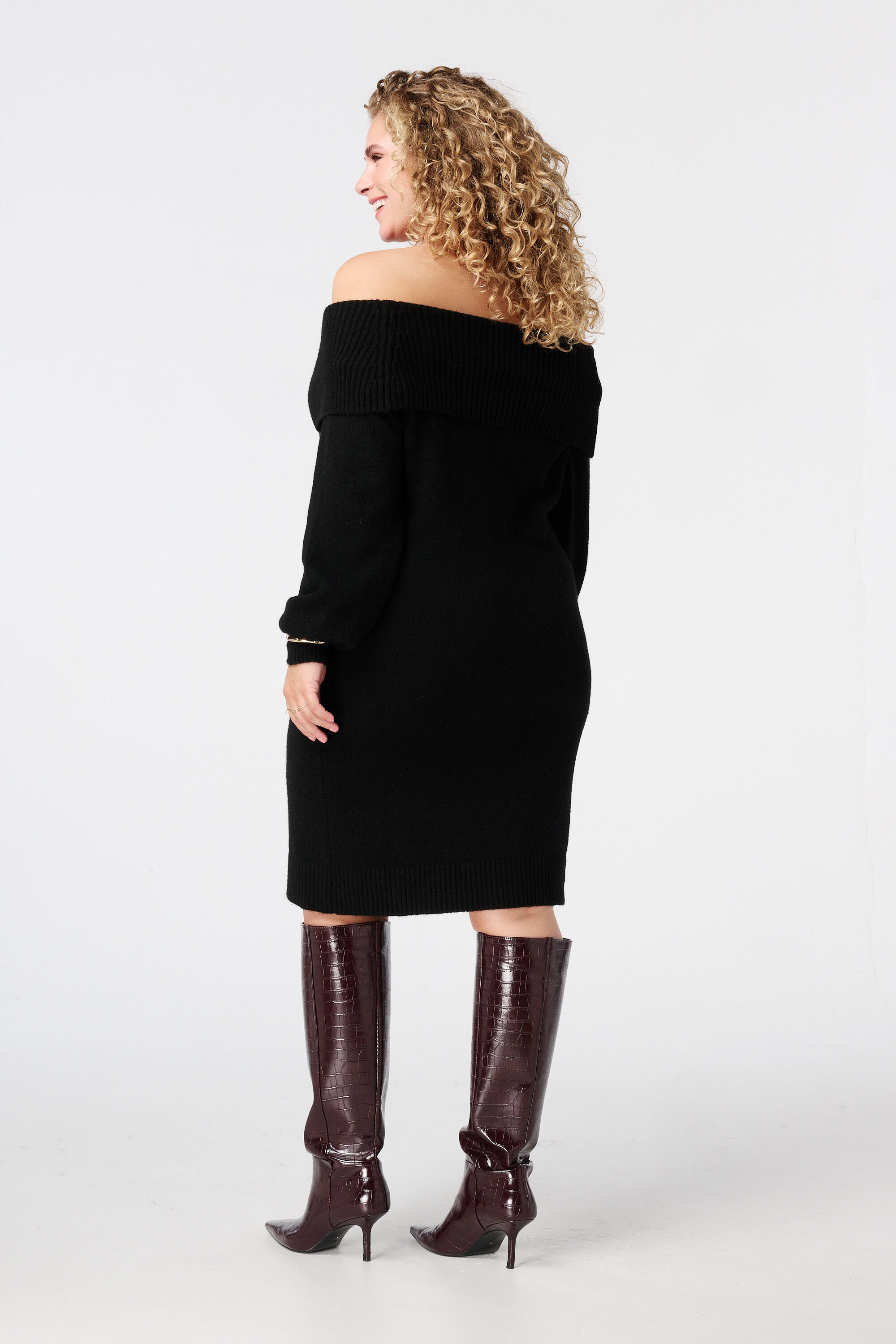 Vestido de punto con hombros descubiertos image number 3