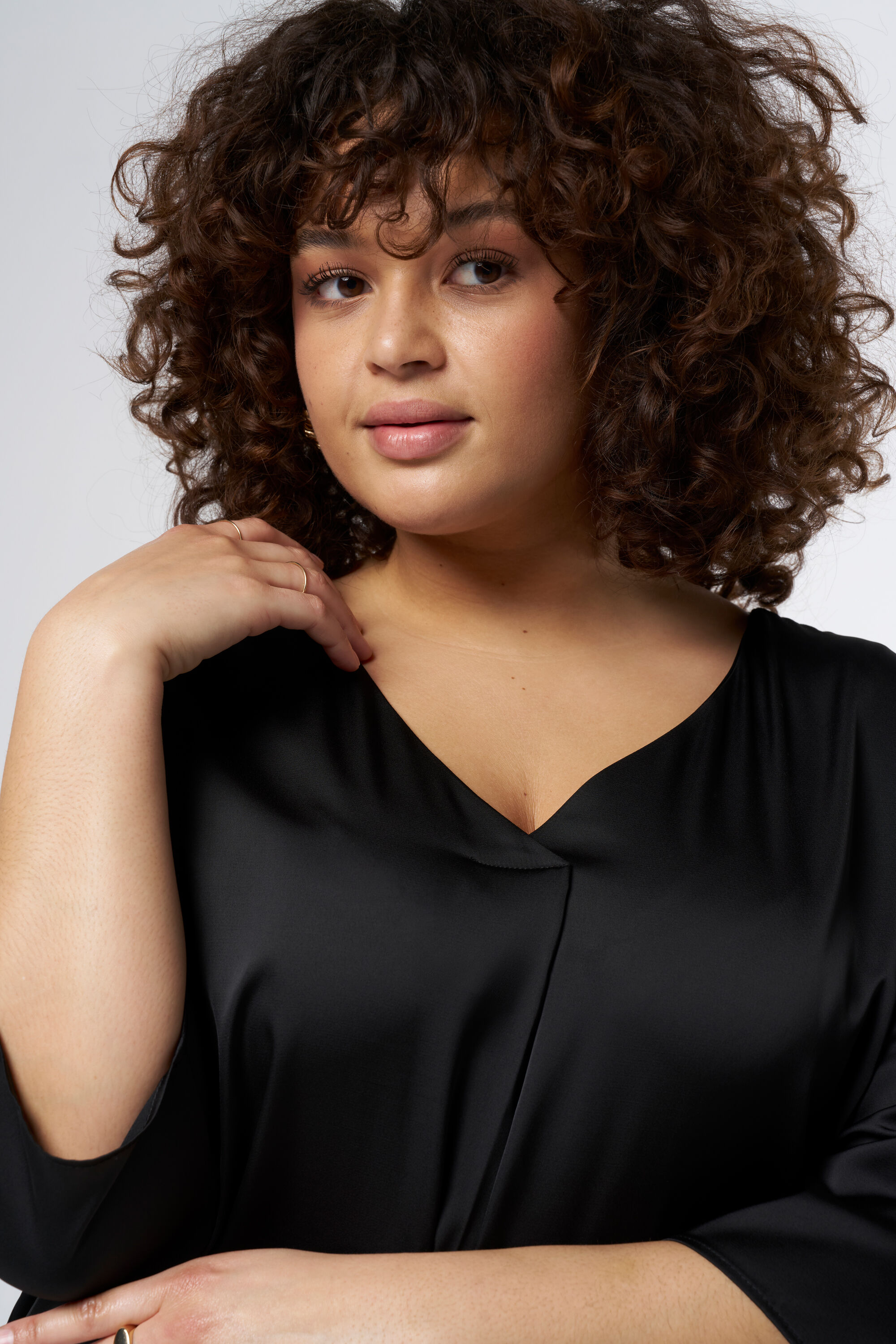 Vestido de sat&eacute;n de corte recto image number 4