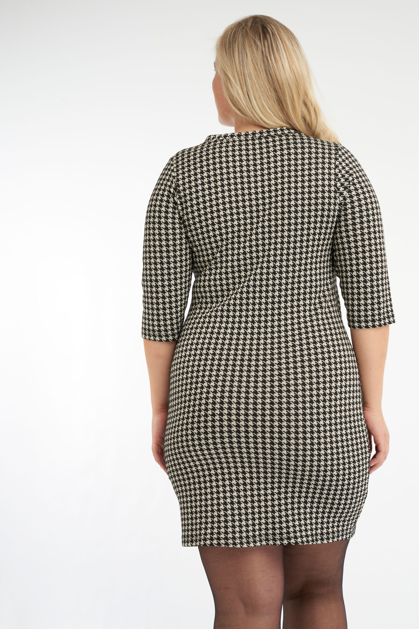 Vestido ajustado con botones decorativos image number 3