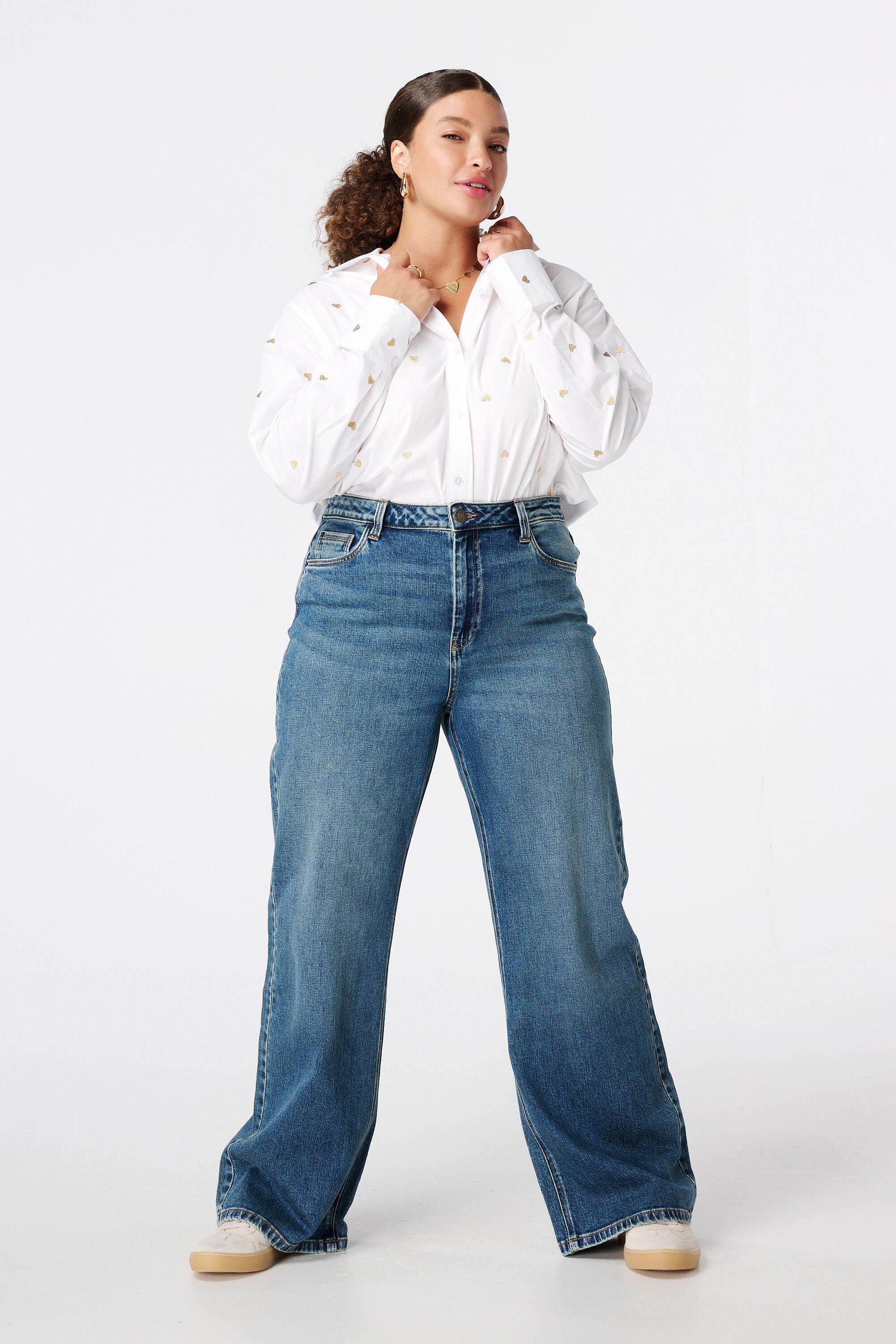 Blusa con corazones bordados image number 5