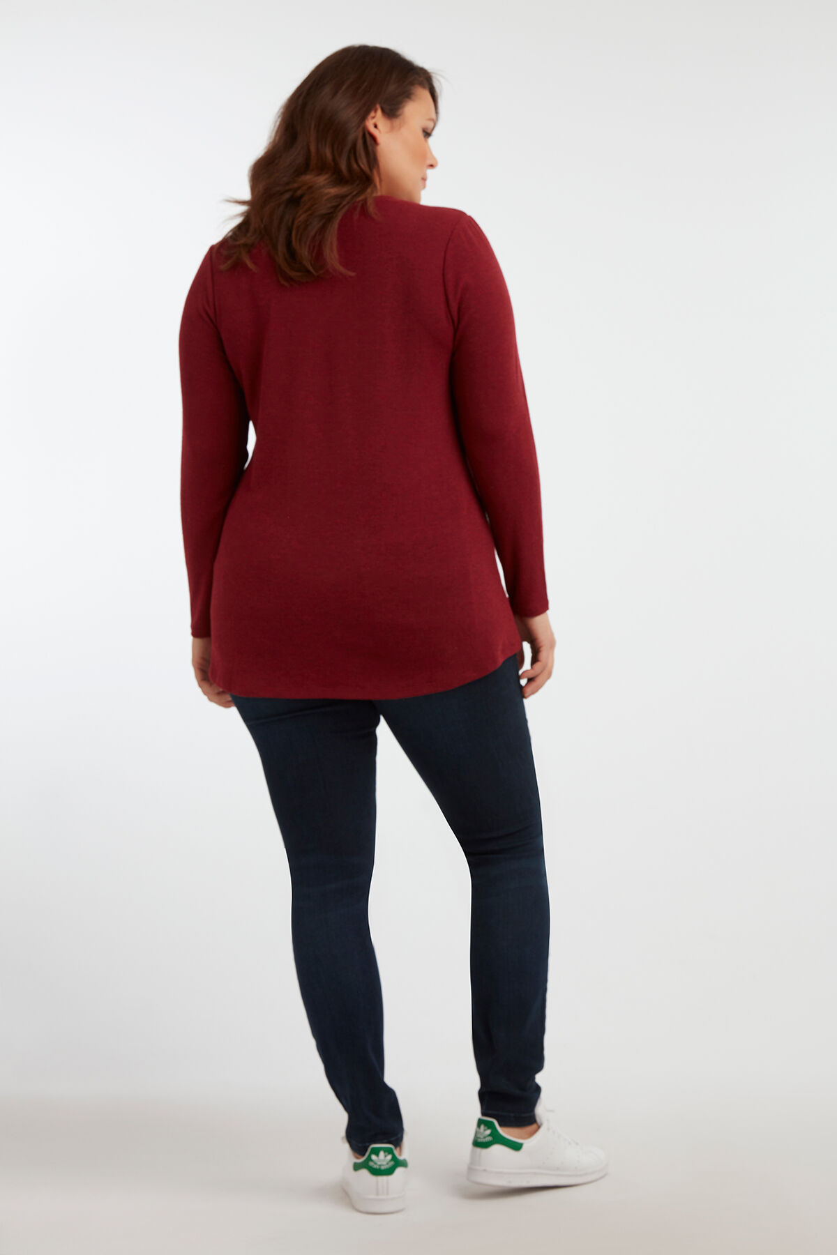 Camiseta con cuello de pico image number 4