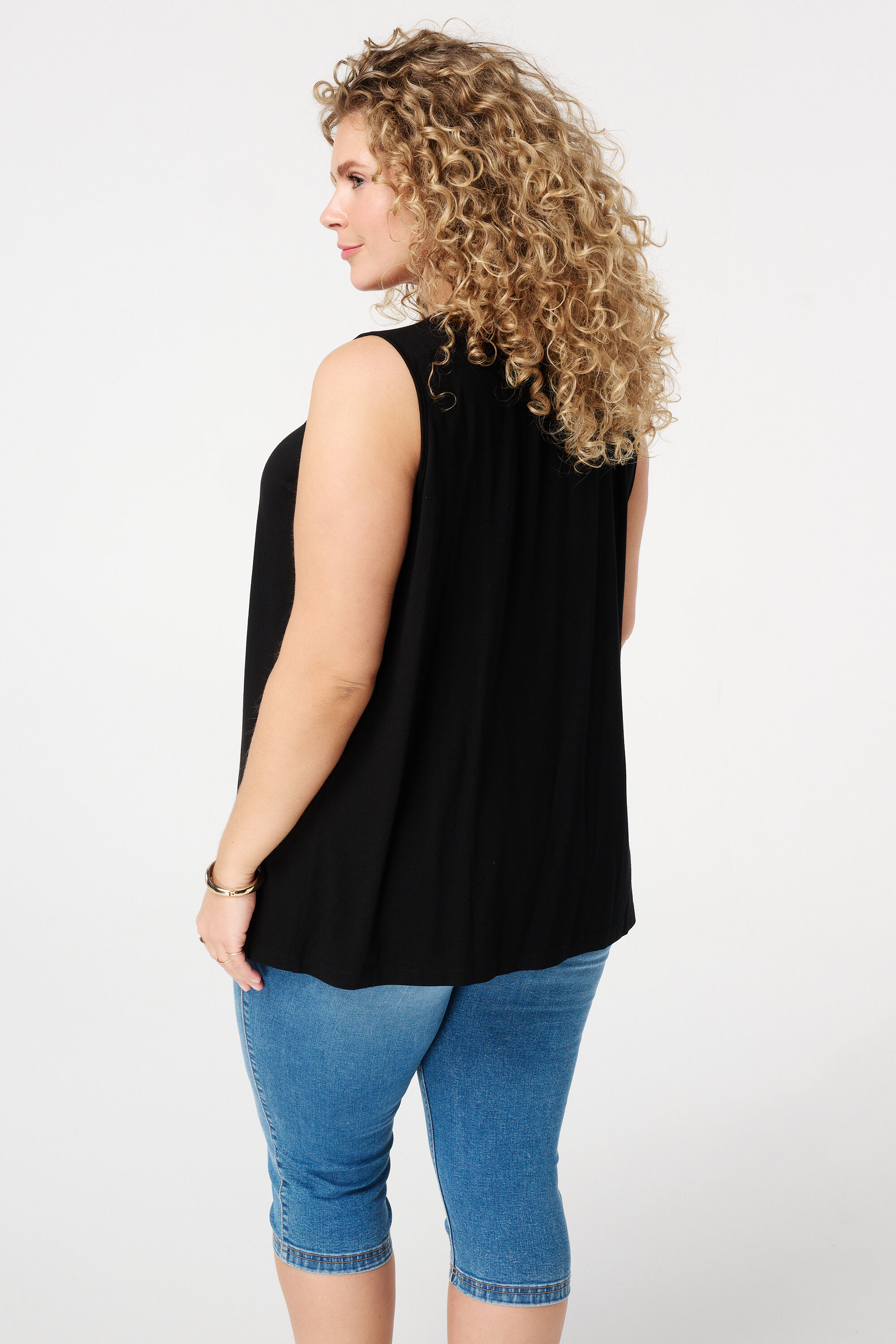 Top sin mangas con detalles plisados image number 3