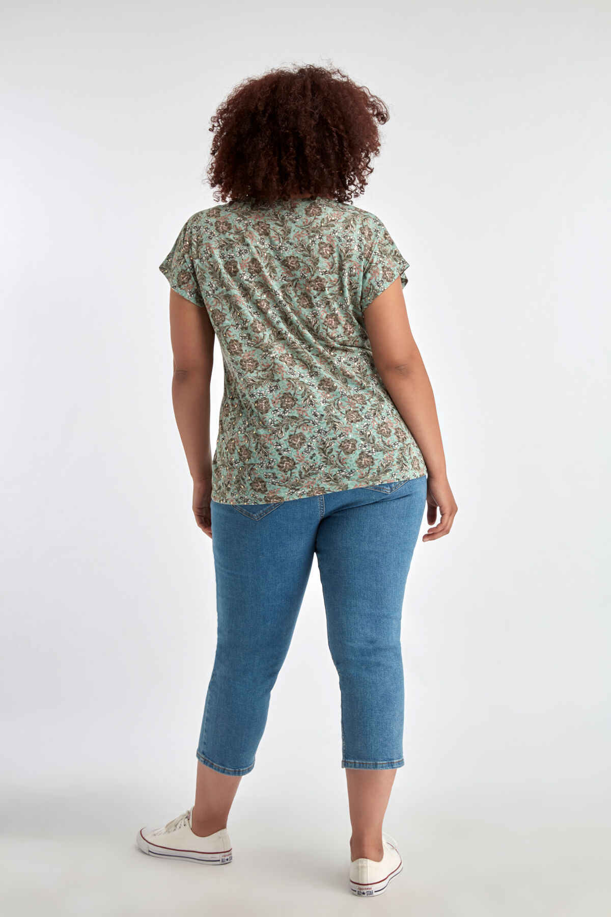 Vaqueros pitillo 7/8 con tachuelas y abertura image number 3