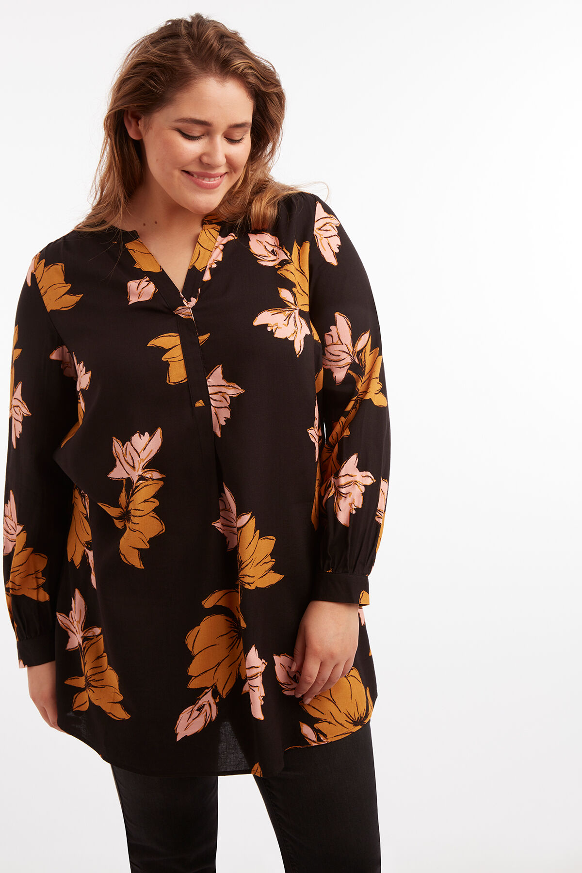 Blusa tipo t&uacute;nica con estampado floral image number 5