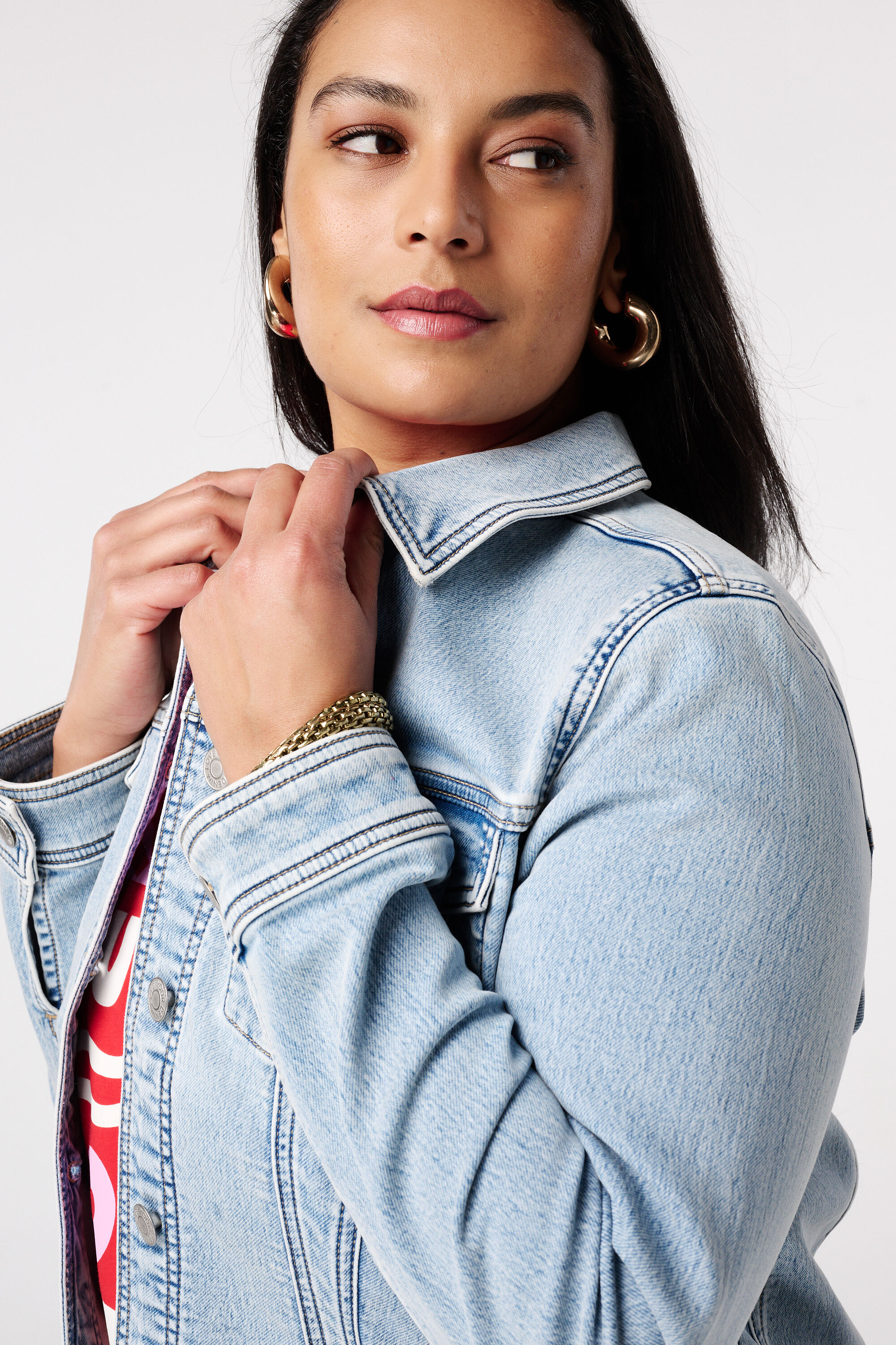 Chaqueta vaquera con cierre de botones image number 4