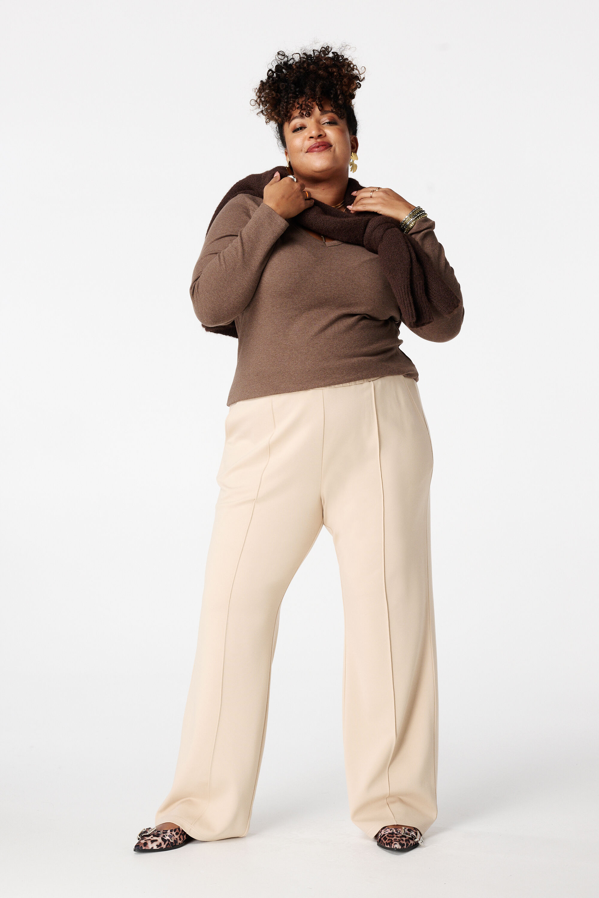 Pantal&oacute;n ancho con costuras decorativas