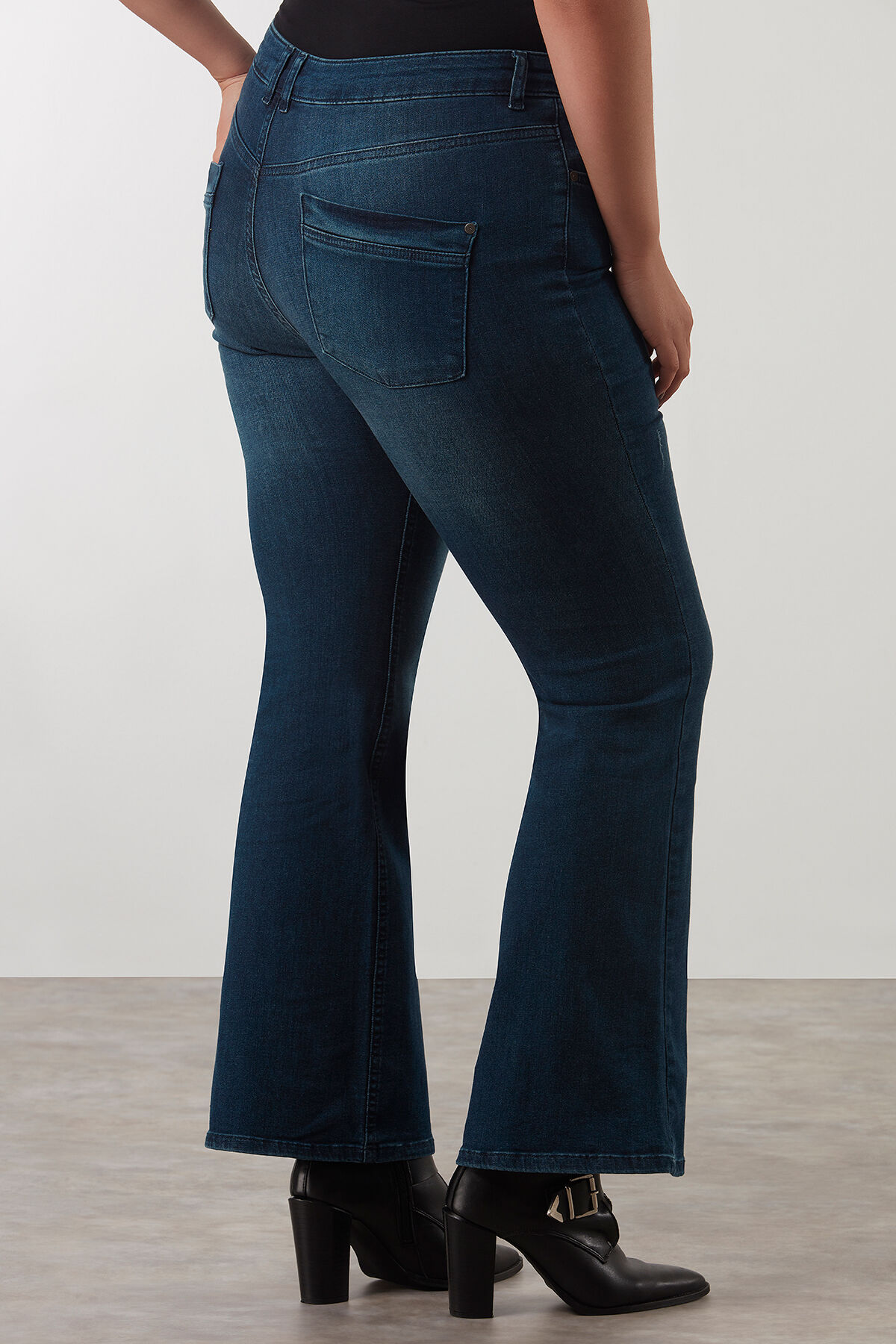 Vaqueros acampanados modelo SHAPING image number 3