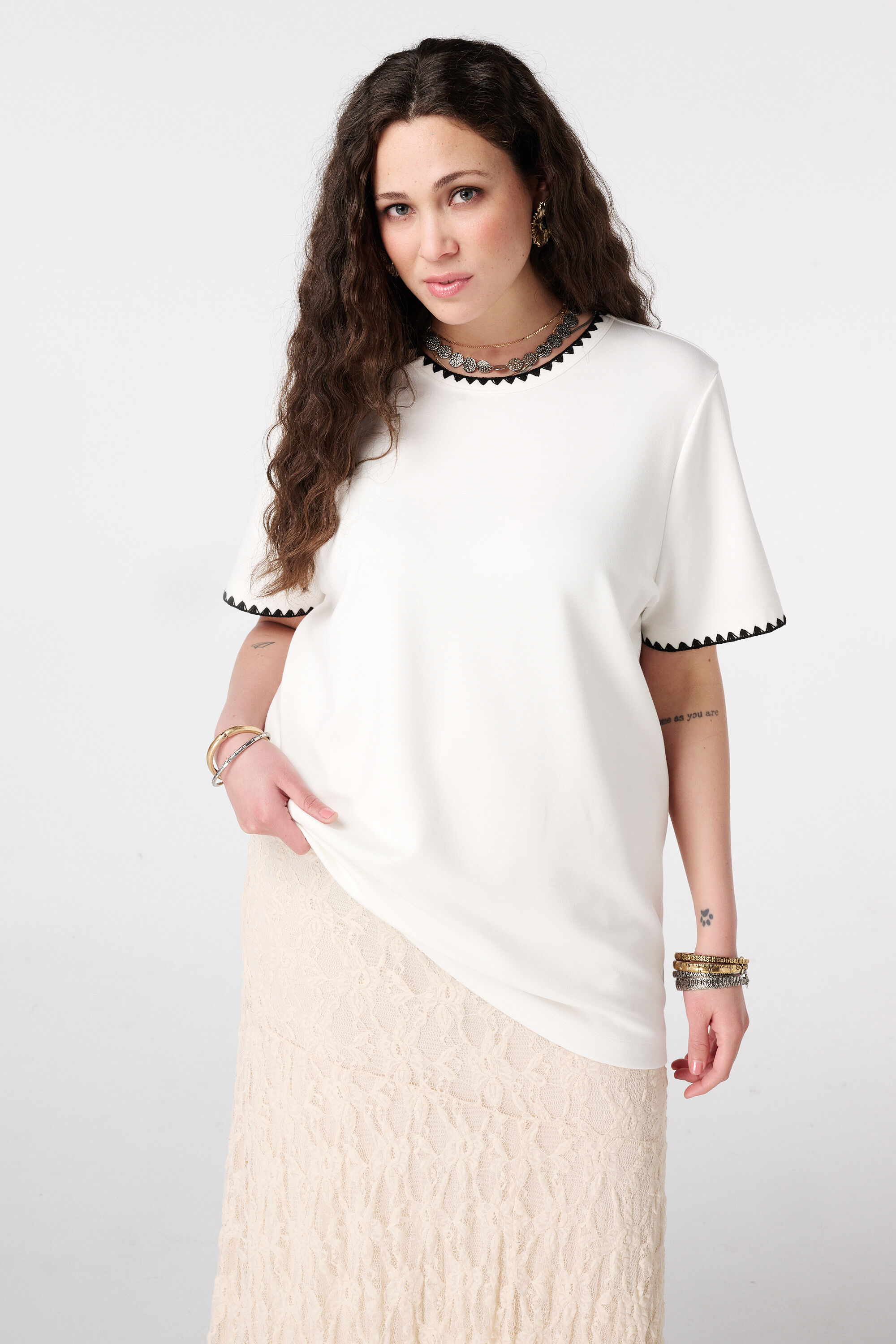 Camiseta con acabados decorativos image number 5