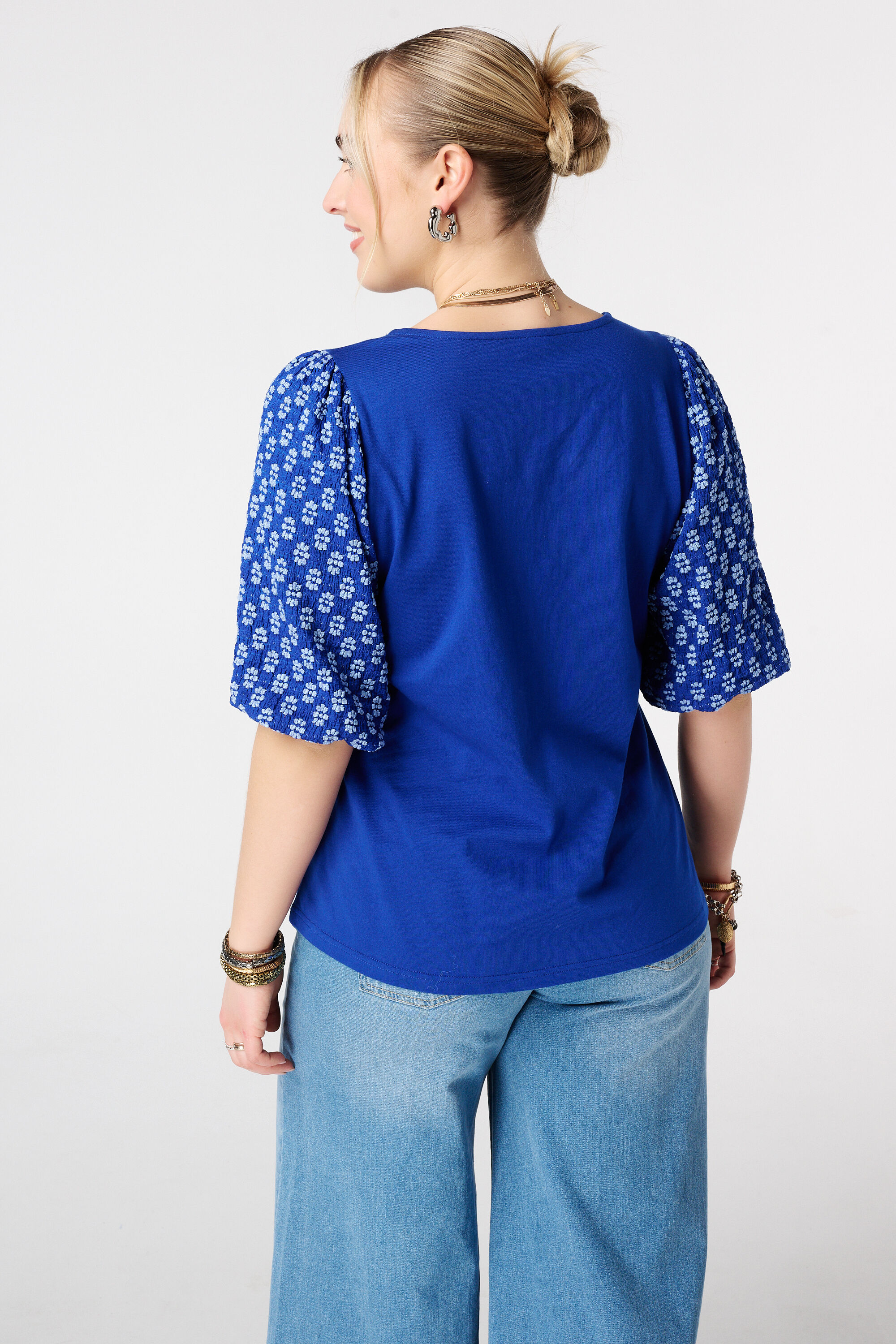 Top con mangas abullonadas image number 3