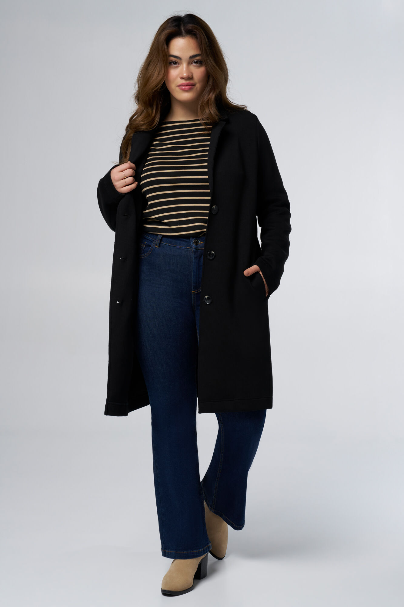 Abrigo con botones  image number 5