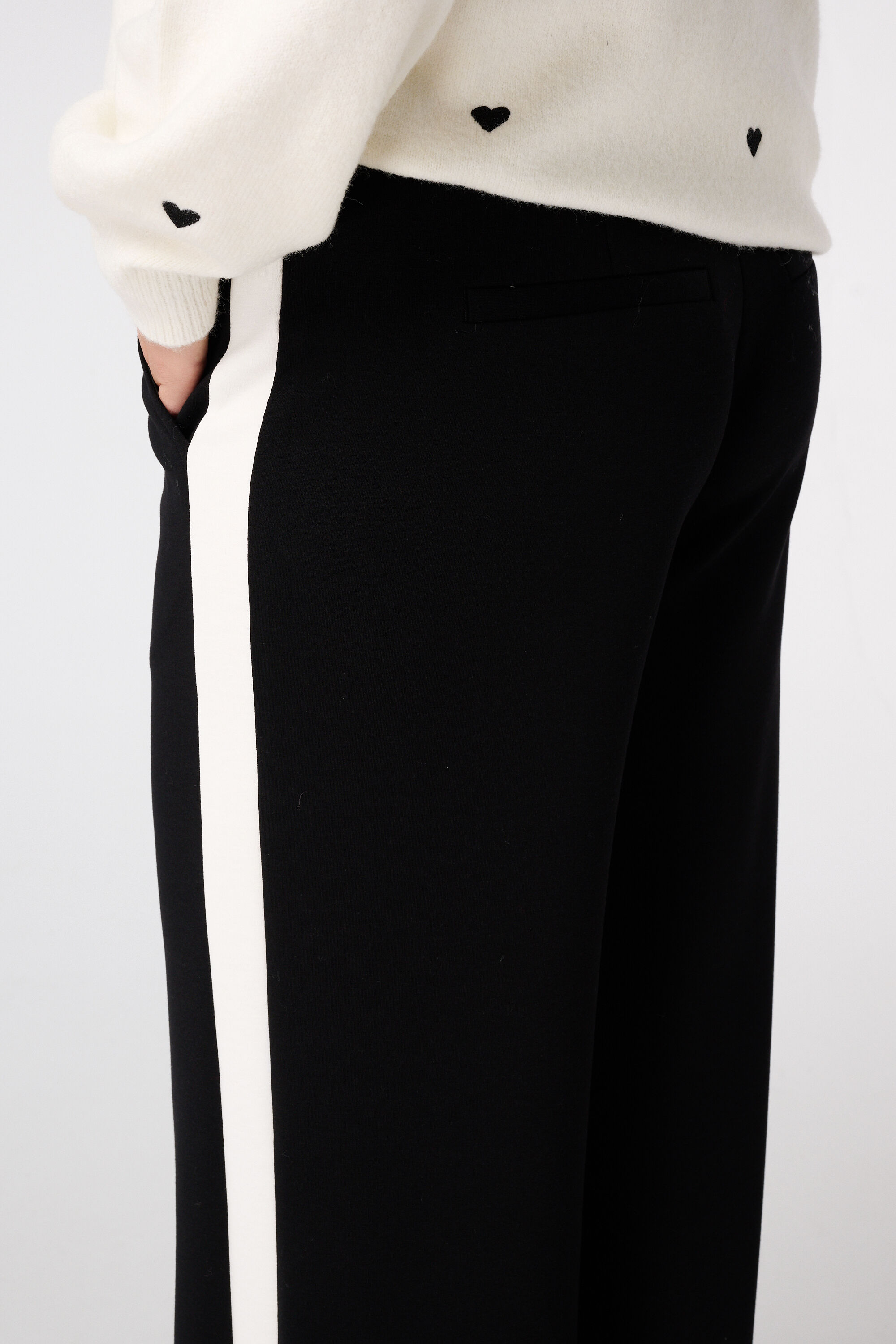 Pantalones anchos con raya en contraste image number 4