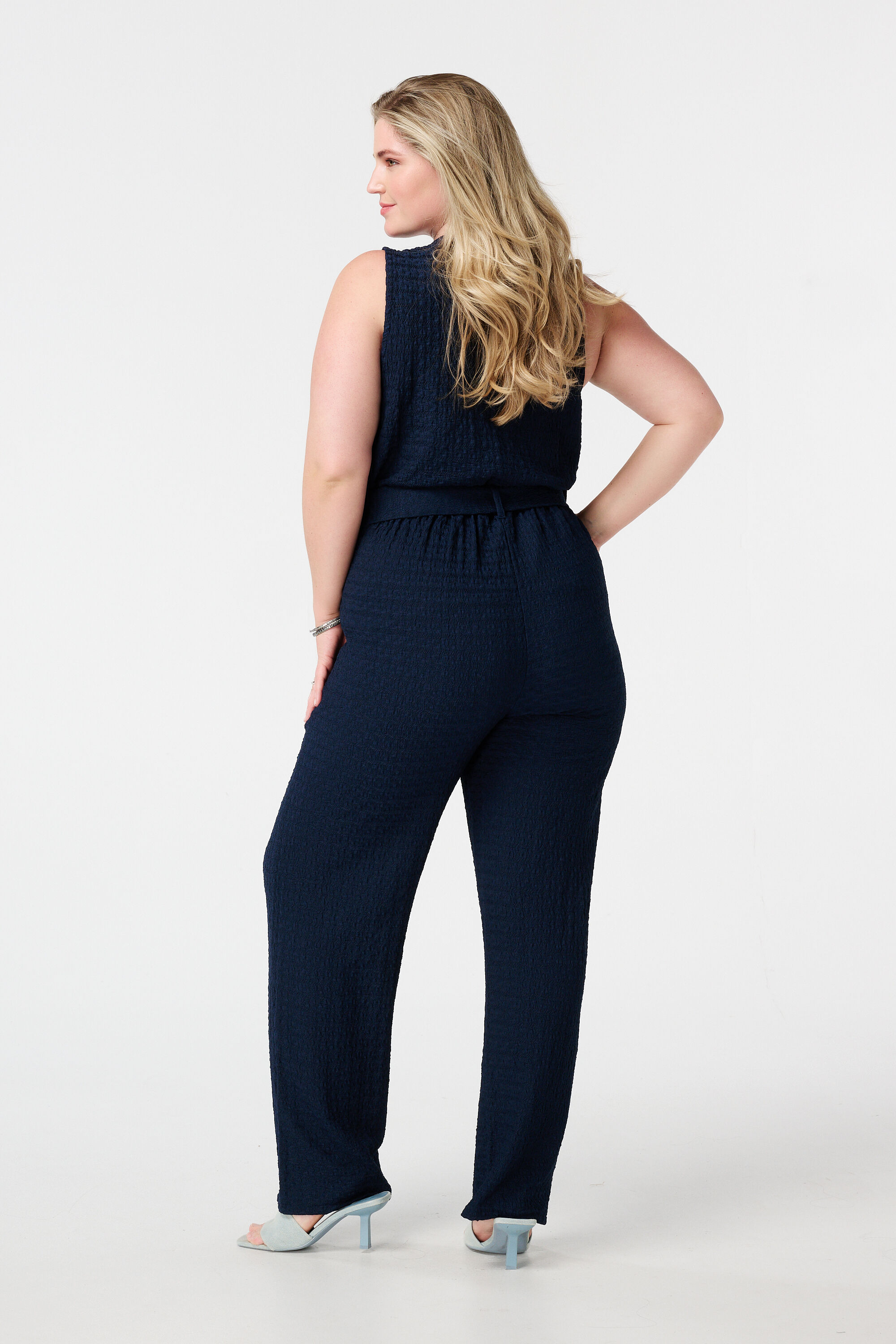 Pantal&oacute;n texturizado con cintur&oacute;n image number 3