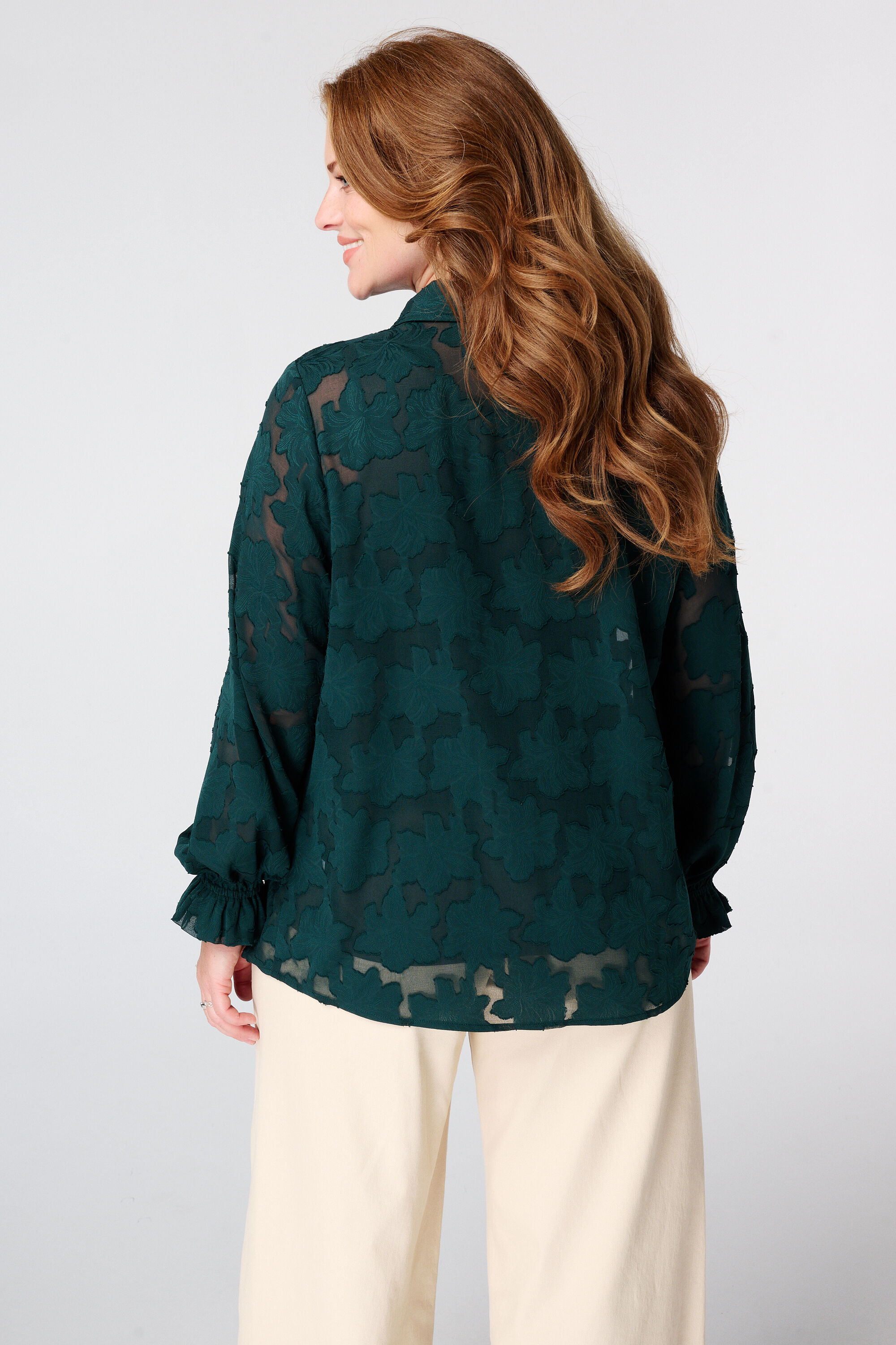 Blusa transl&uacute;cida con textura floral image number 3
