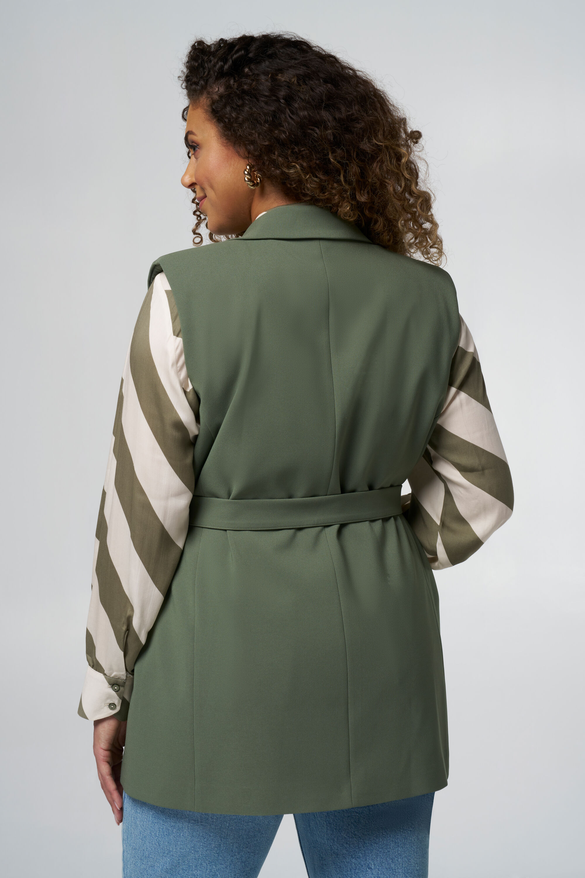 Chaleco con cinto a juego image number 3