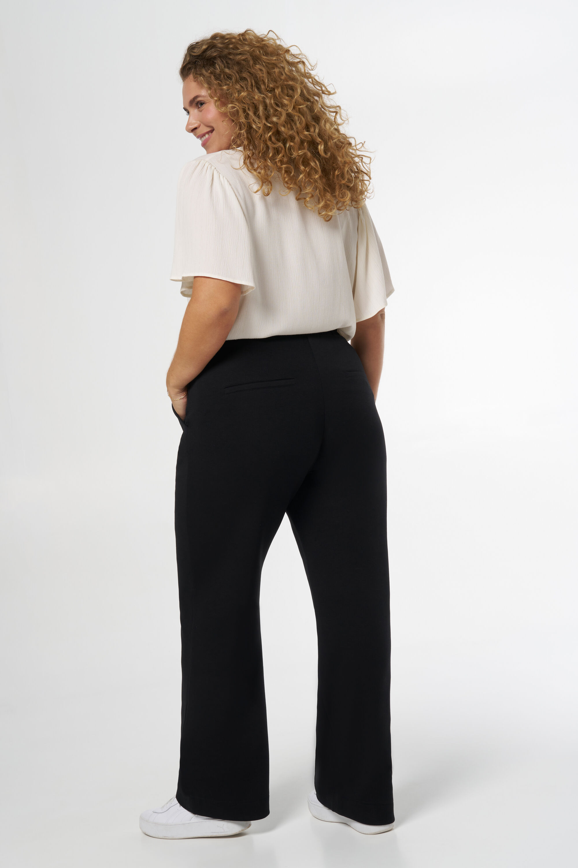 Vaqueros con pespunte decorativo  image number 3