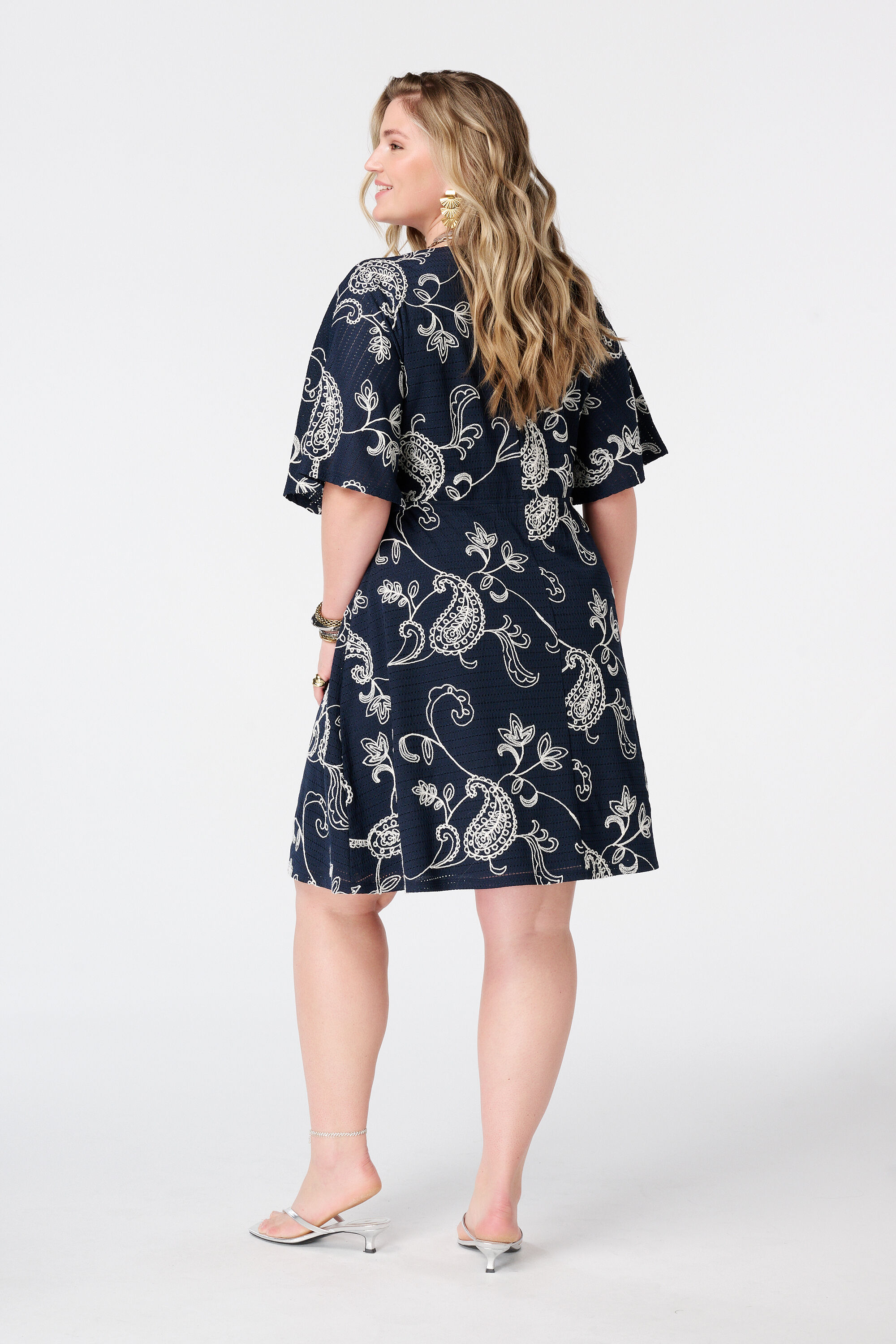 Vestido corto con mangas mariposa image number 3