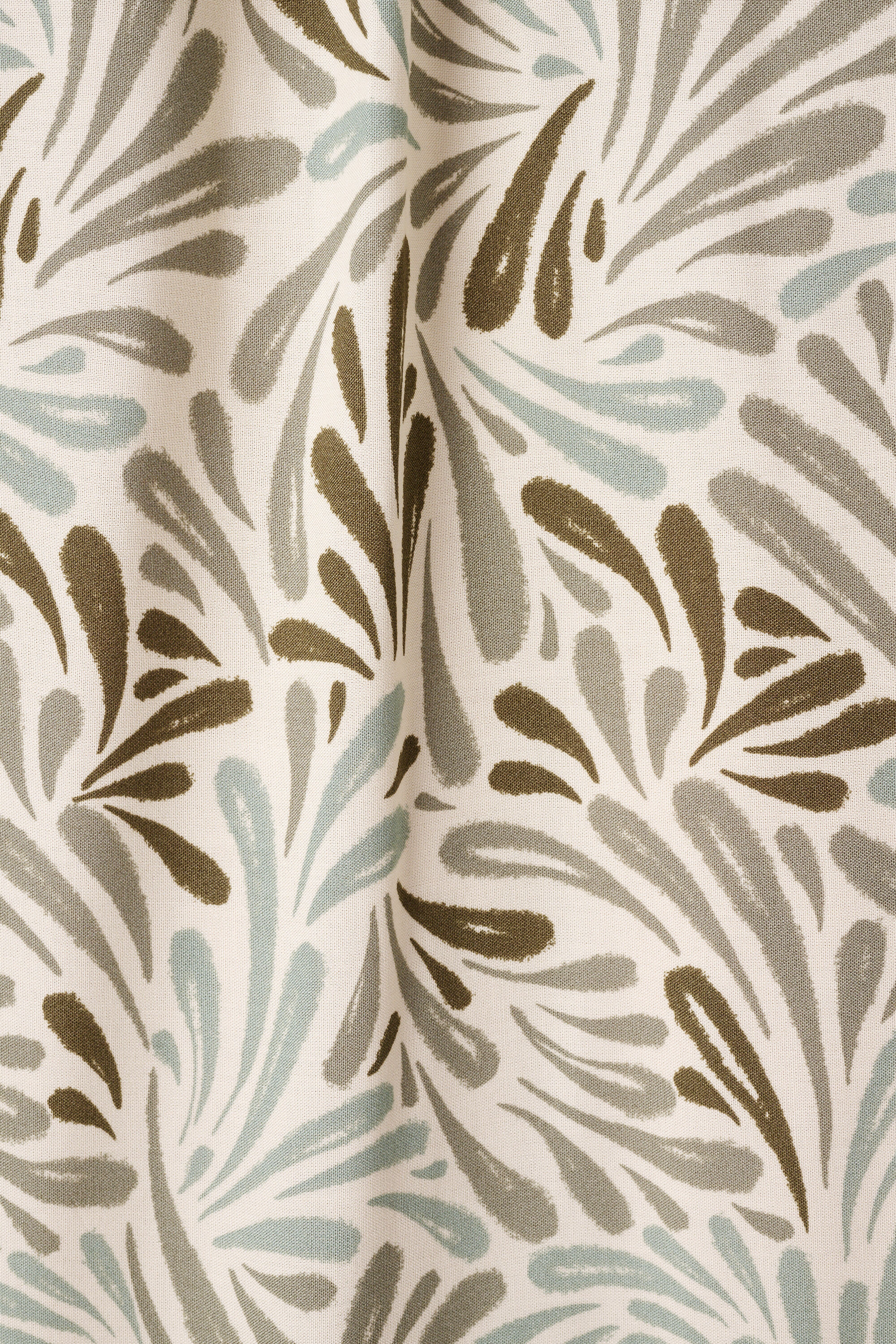 Vestido ligero con escote en V image number 4