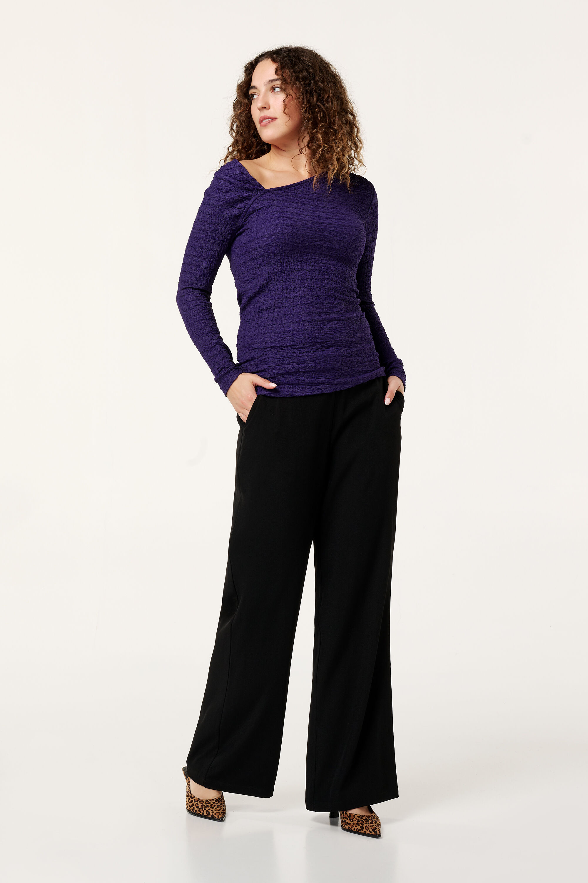 Top con un escote asim&eacute;trico image number 5